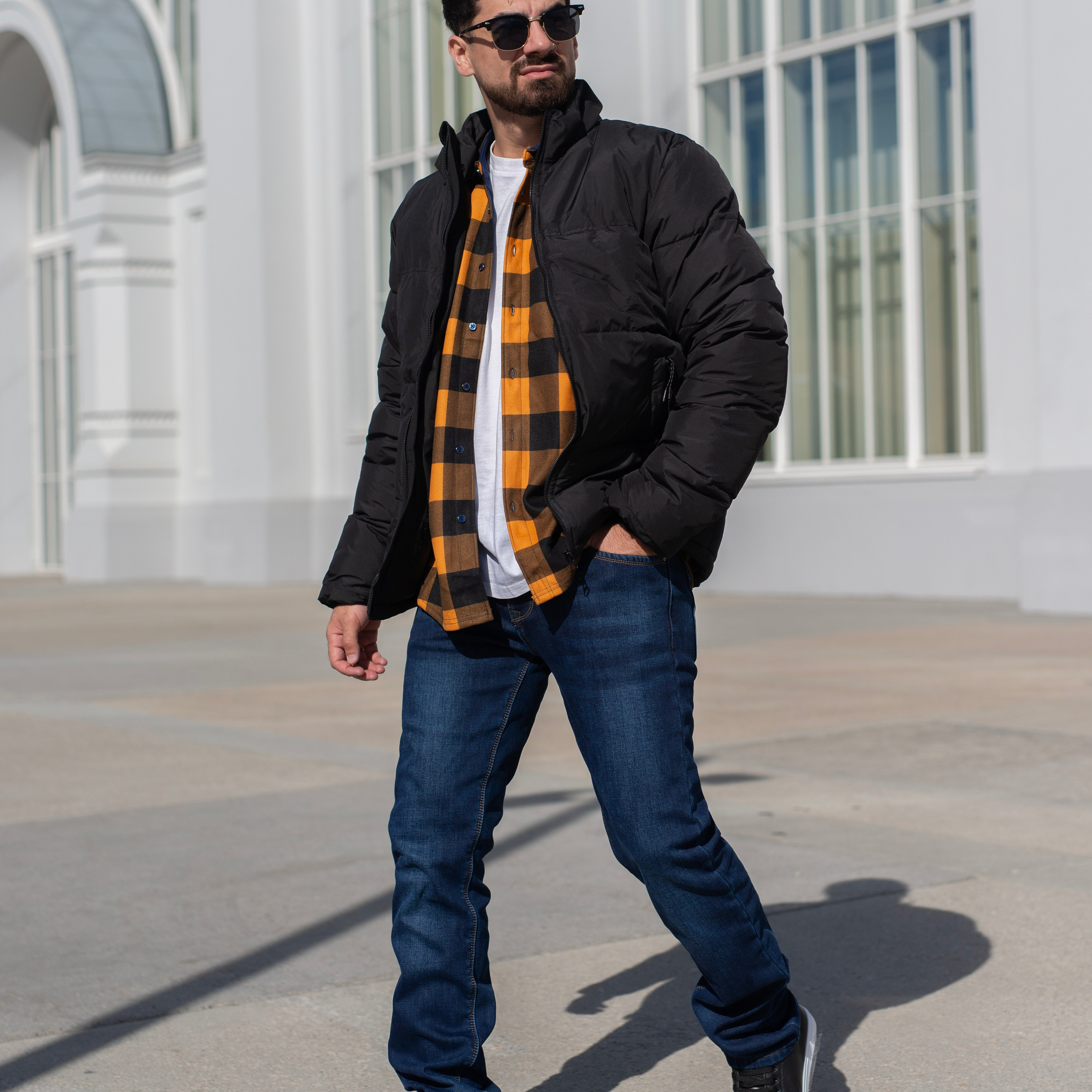 Эстетичная съемка для акцента на практичности и удобстве наряда