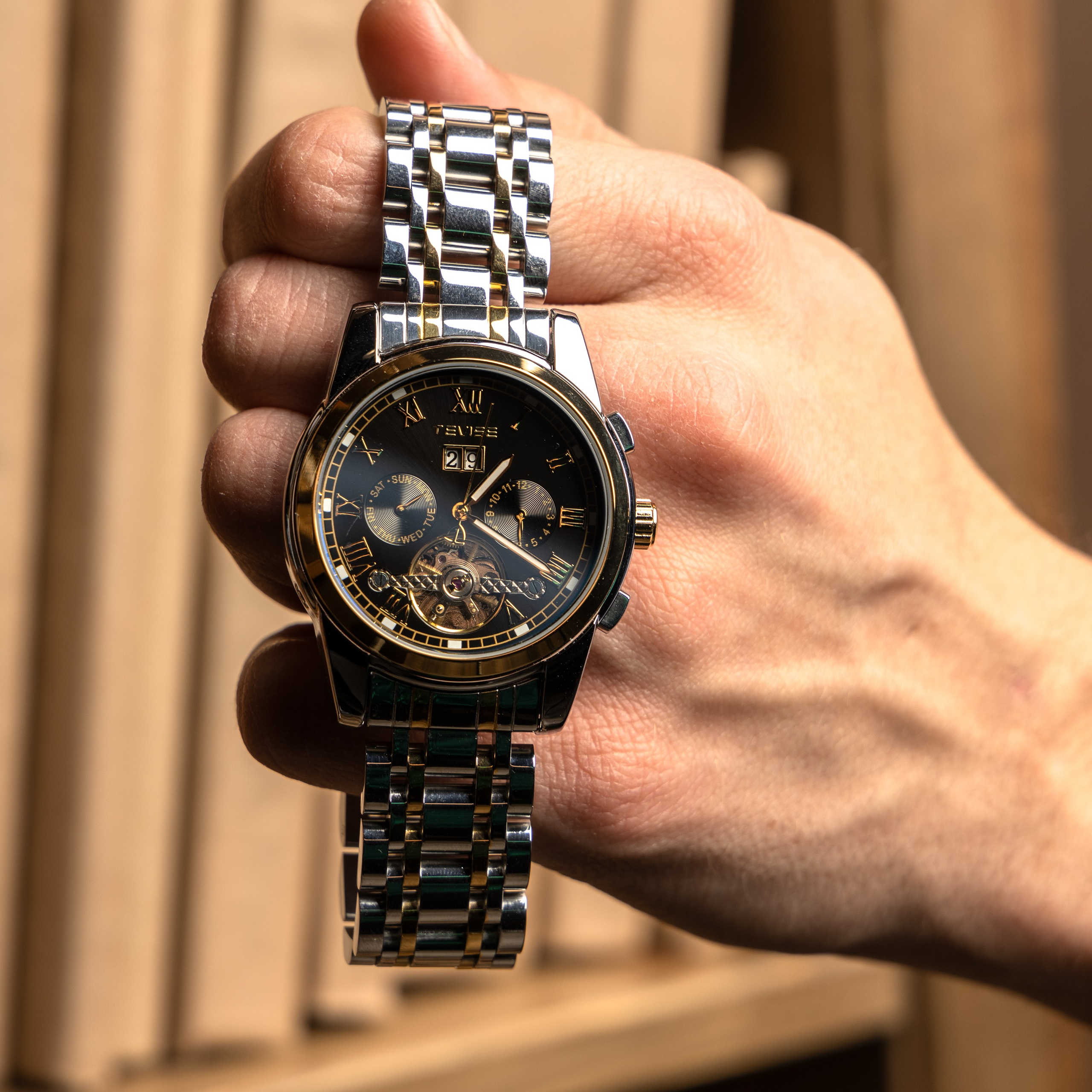 Предметная съемка часов – демонстрирует элегантность и стиль, подходящий для любого образа.