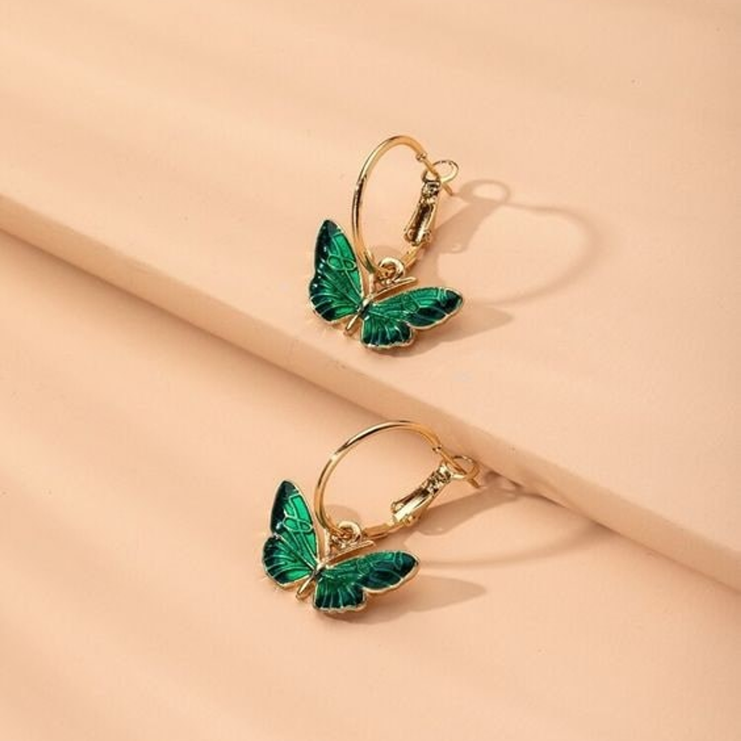 Предметная съемка бижутерии с натуральными элементами, акцент на природных оттенках