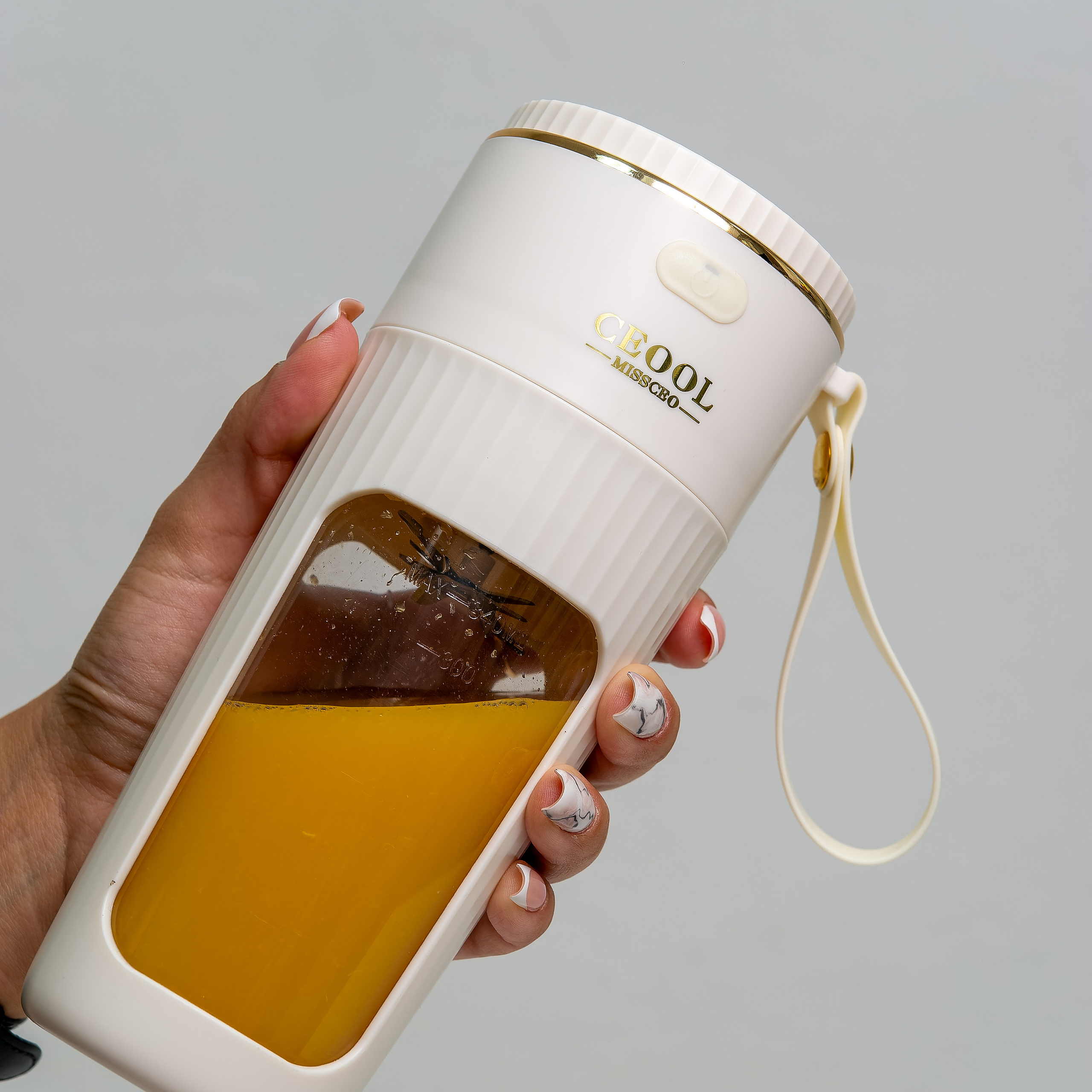 Предметное фото - элегантные и функциональные предметы для приготовления пищи.