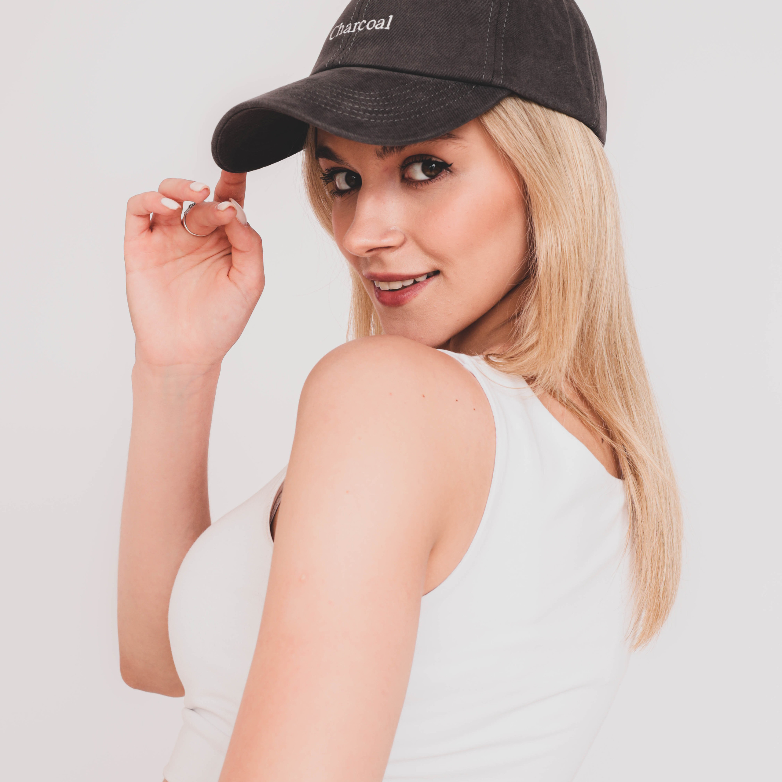 Предметное фото головных уборов - стильные аксессуары для вашего удобства.