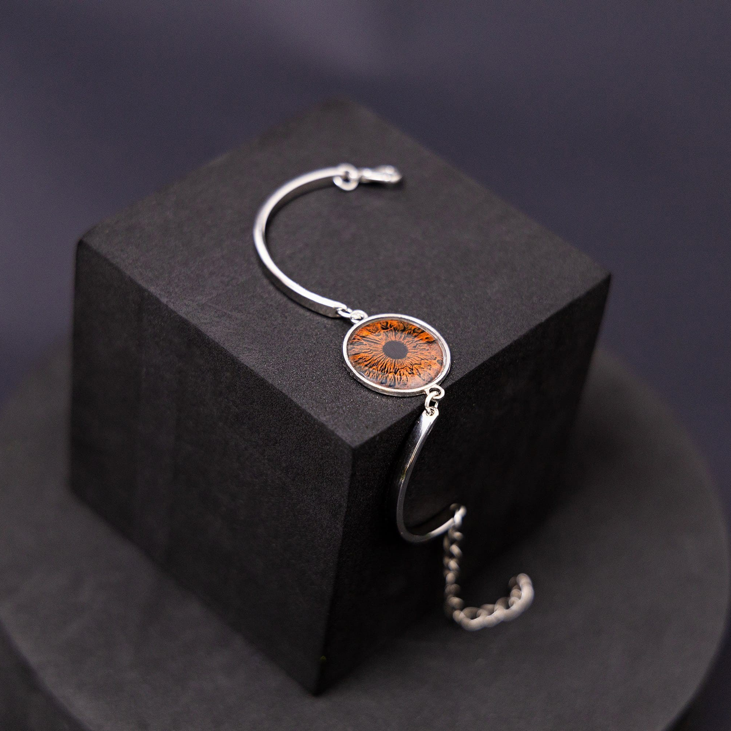 Предметная съемка бижутерии на гладком фоне, акцент на изящности и утонченности изделия