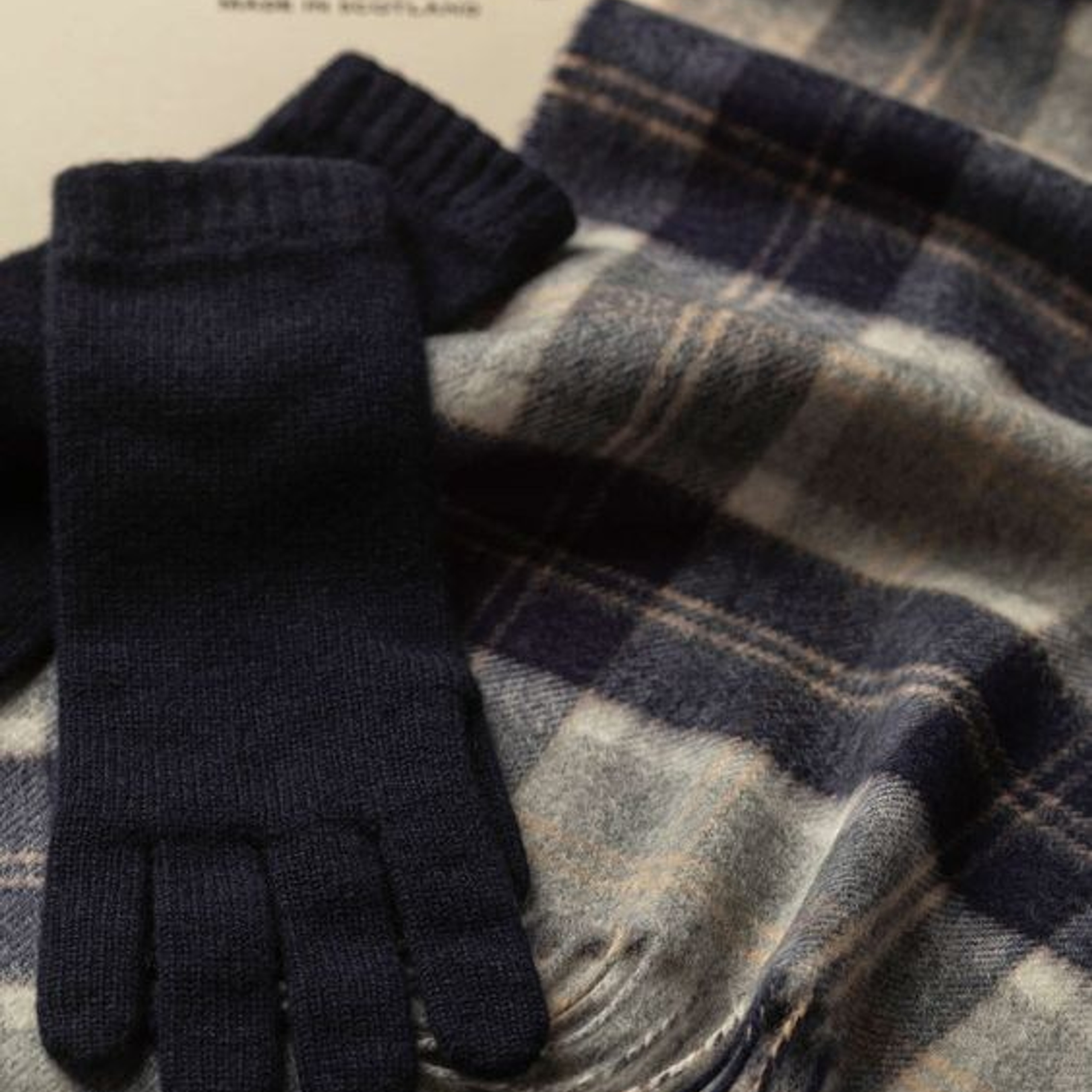 Предметная съемка аксессуара в натуральной цветовой палитре.