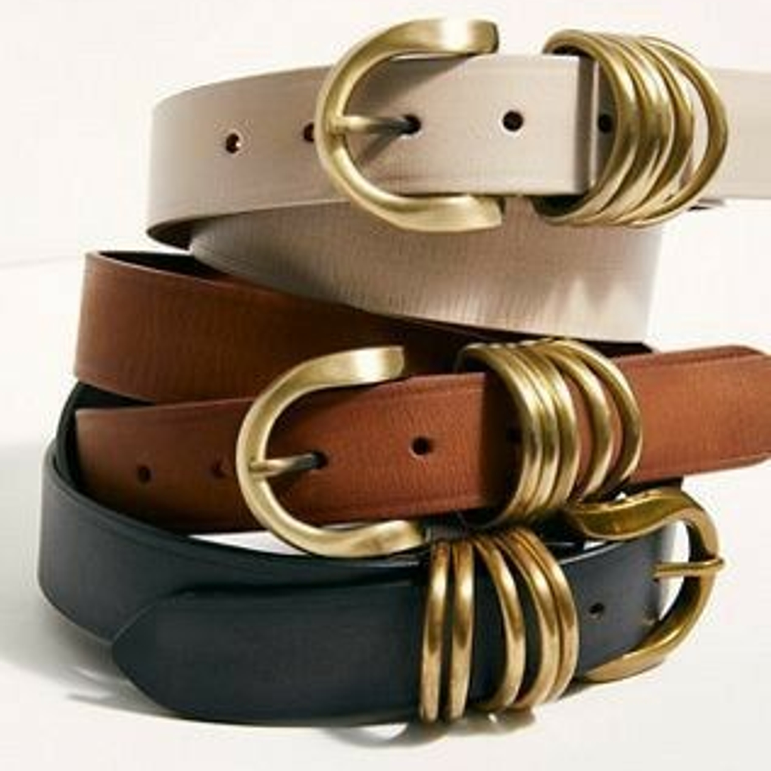 Предметная съемка аксессуара с контрастом светлых и темных элементов.