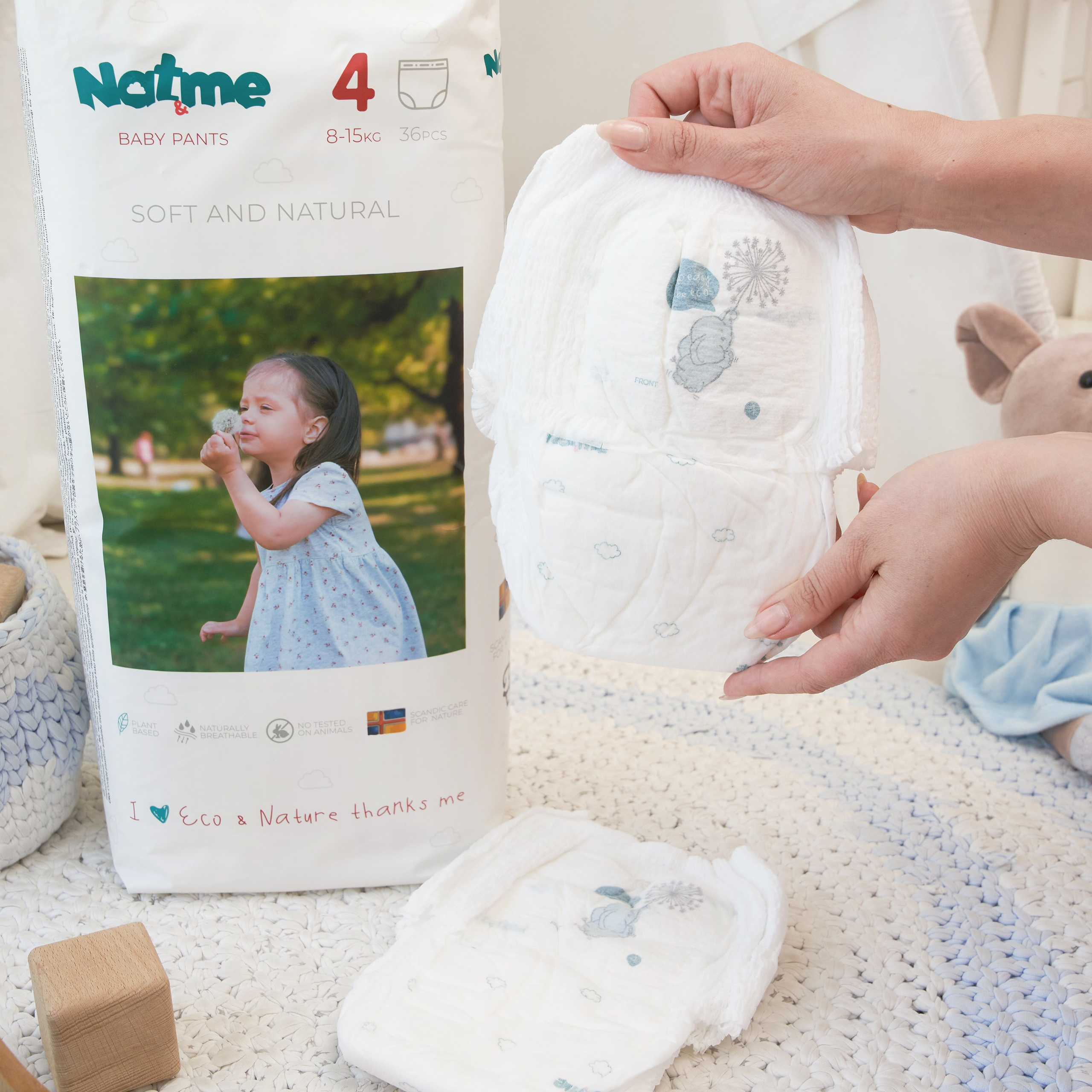 Предметная съемка детских товаров, подчеркивающая радость и увлеченность малышей.