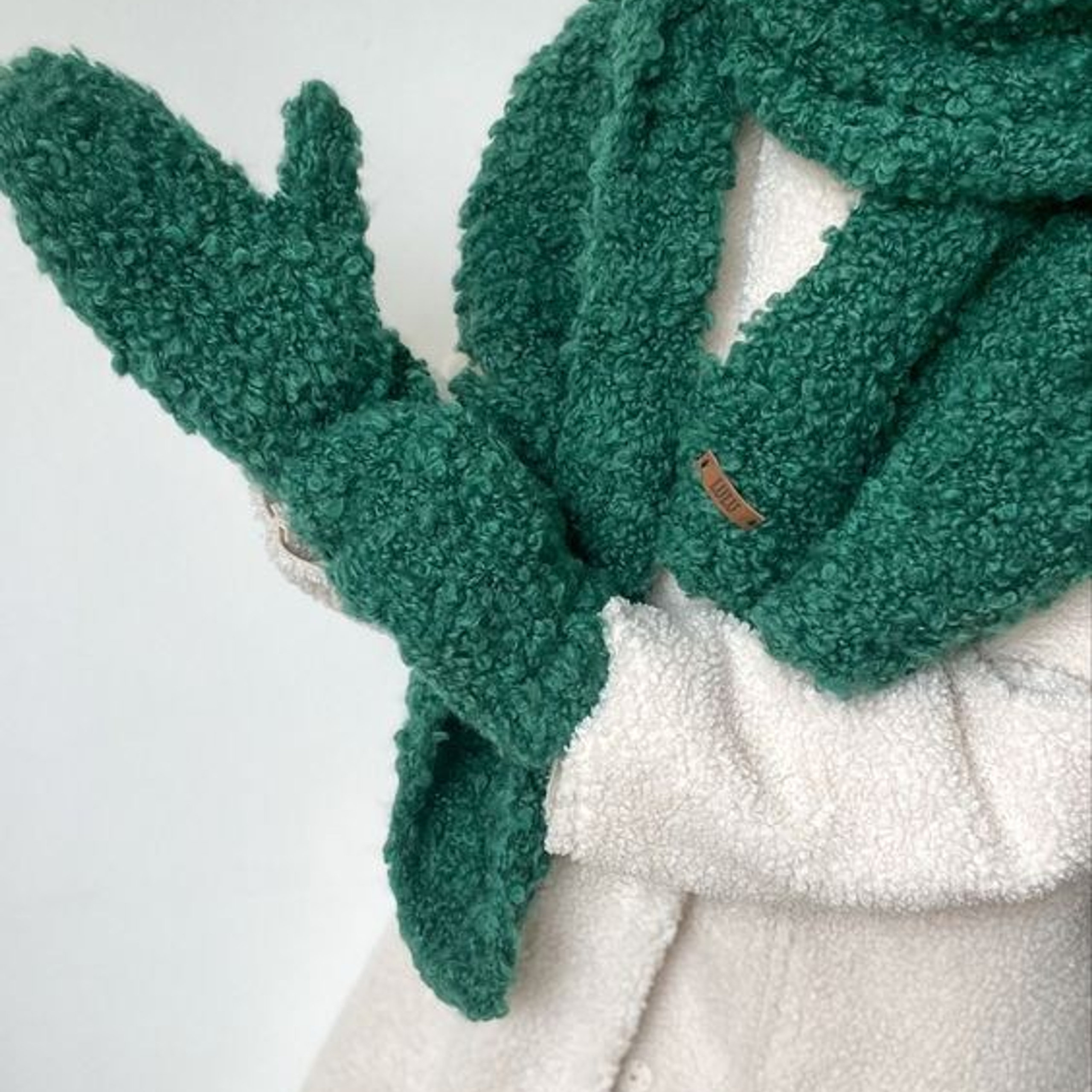 Предметная съемка аксессуара в роскошной композиции.