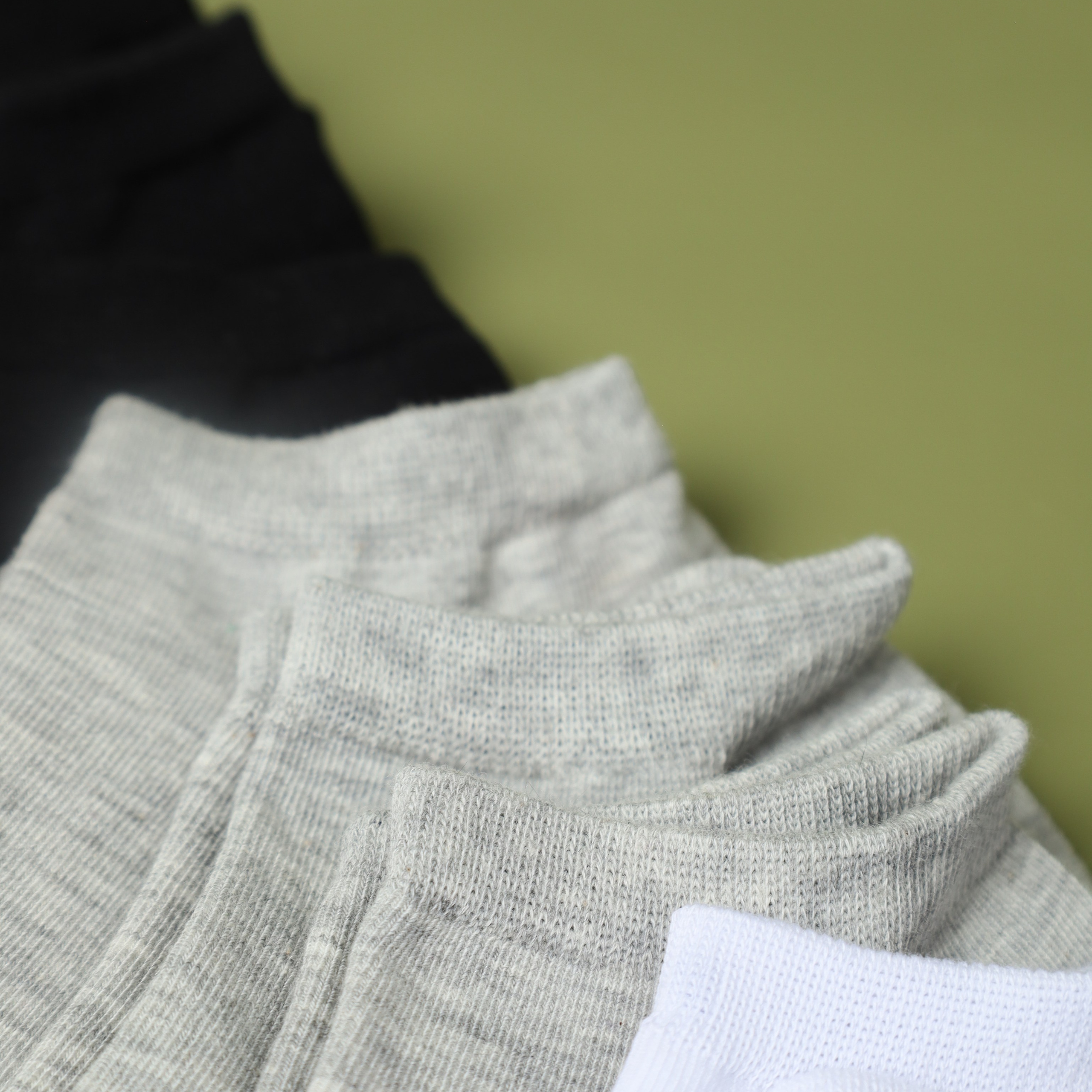 Предметная съемка носков, демонстрирующая их универсальность для любого образа.