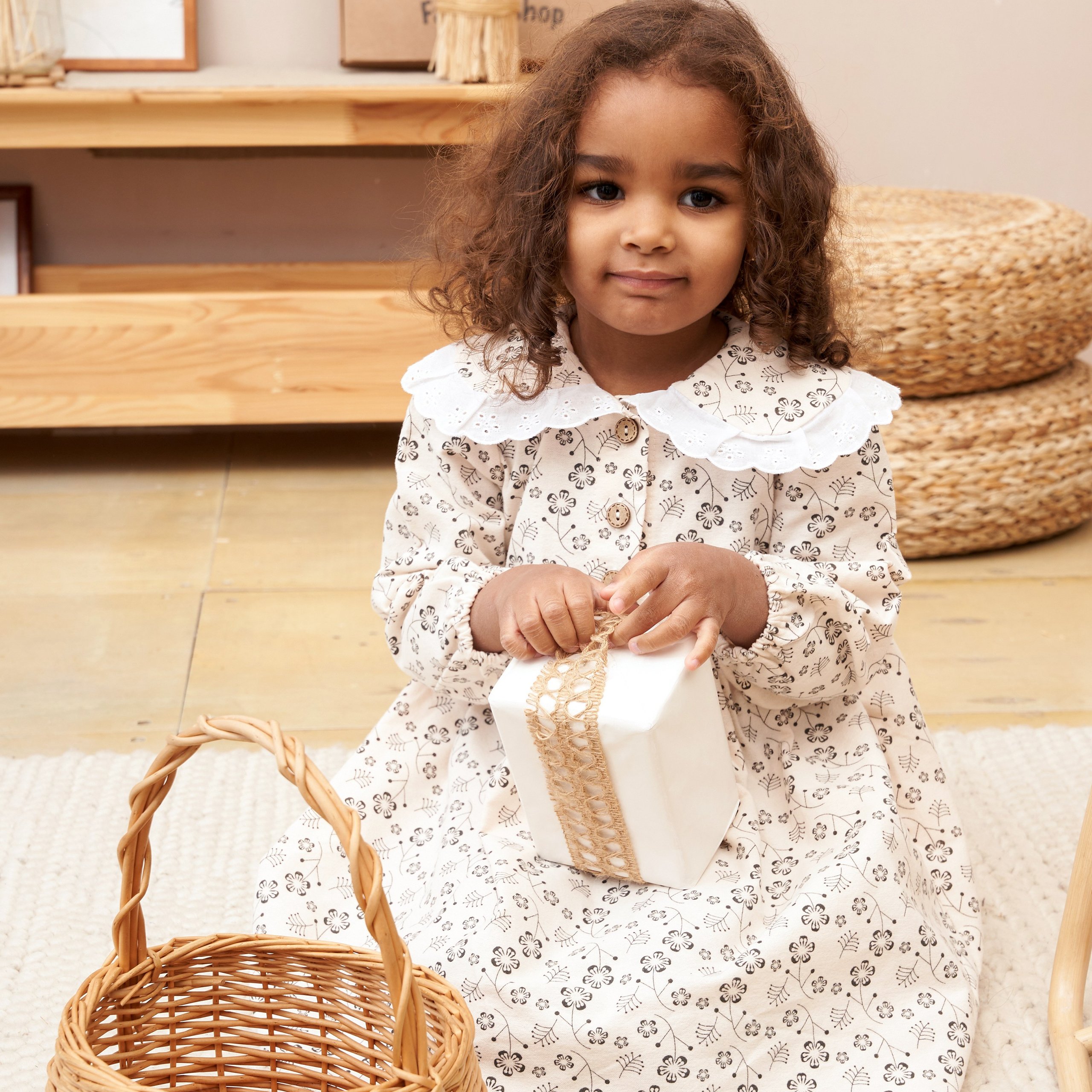 Предметная съемка детских товаров, акцентирующая на важности игры в формировании личности ребенка.