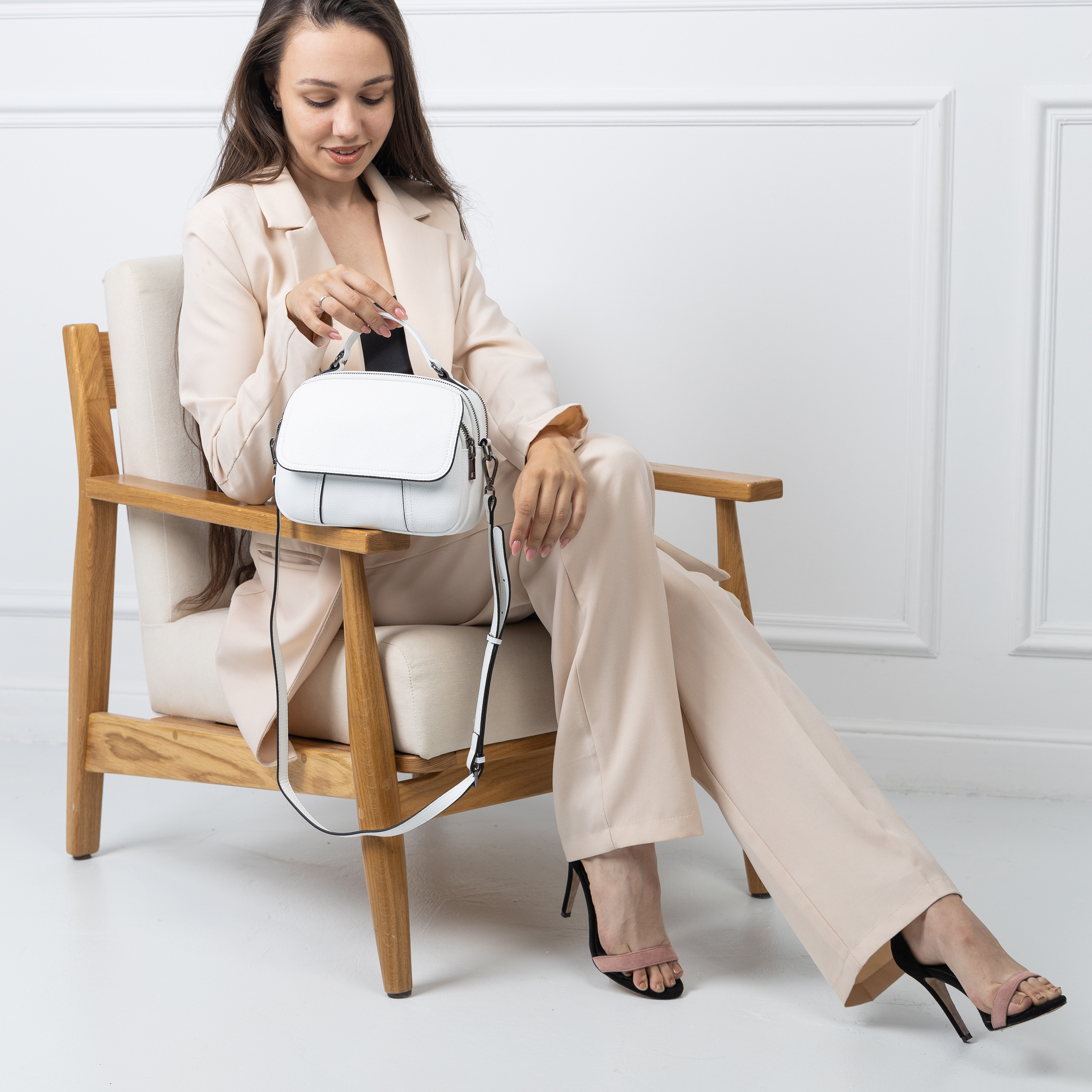 Предметное фото сумок - стильные модели, подчеркивающие вашу индивидуальность.