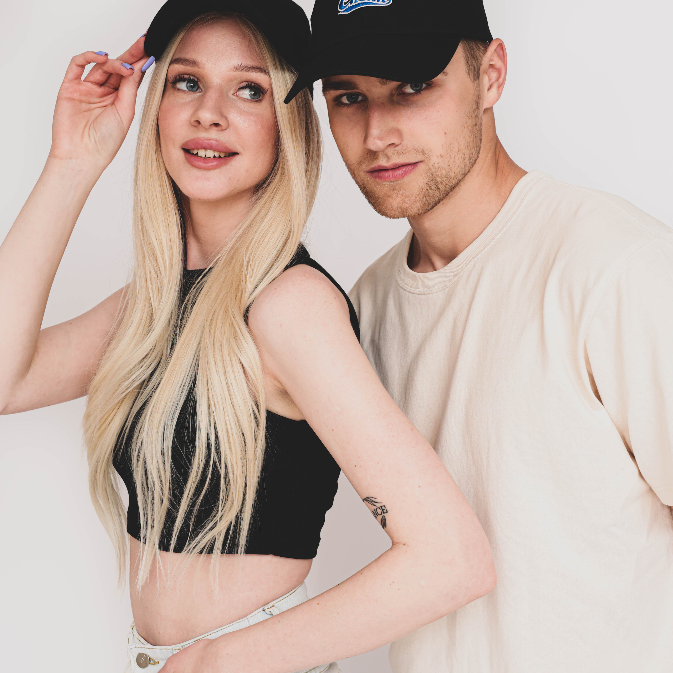 Предметное фото головных уборов - элегантные и практичные решения для вашего повседневного образа.