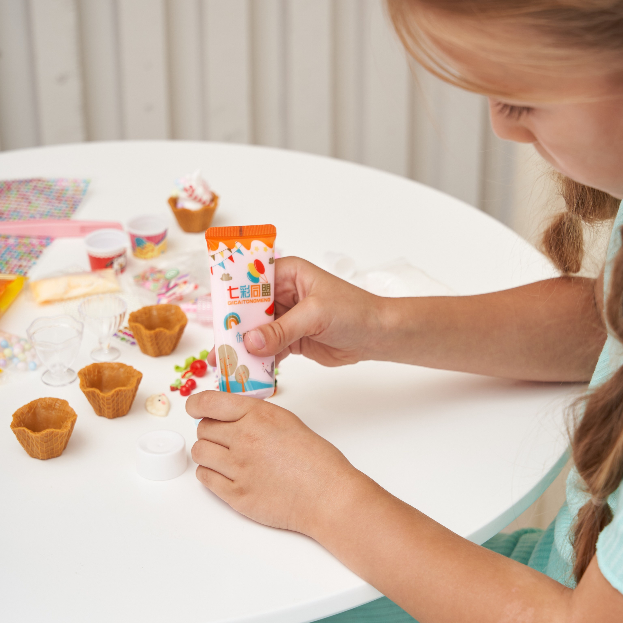 Предметная съемка детских товаров, отражающая заботу о благополучии детей.