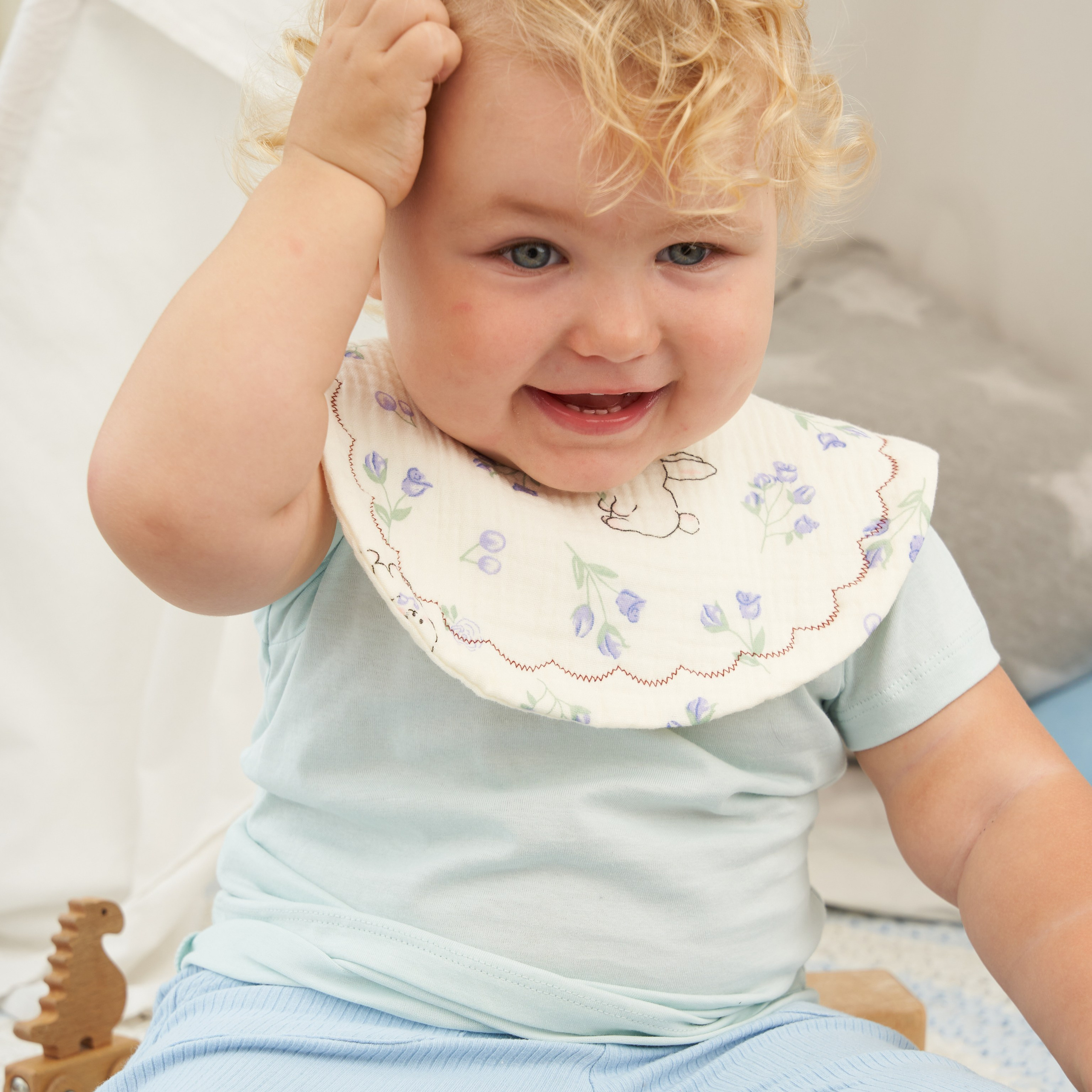 Предметная съемка детских товаров, акцентирующая на безопасности и качестве материалов.