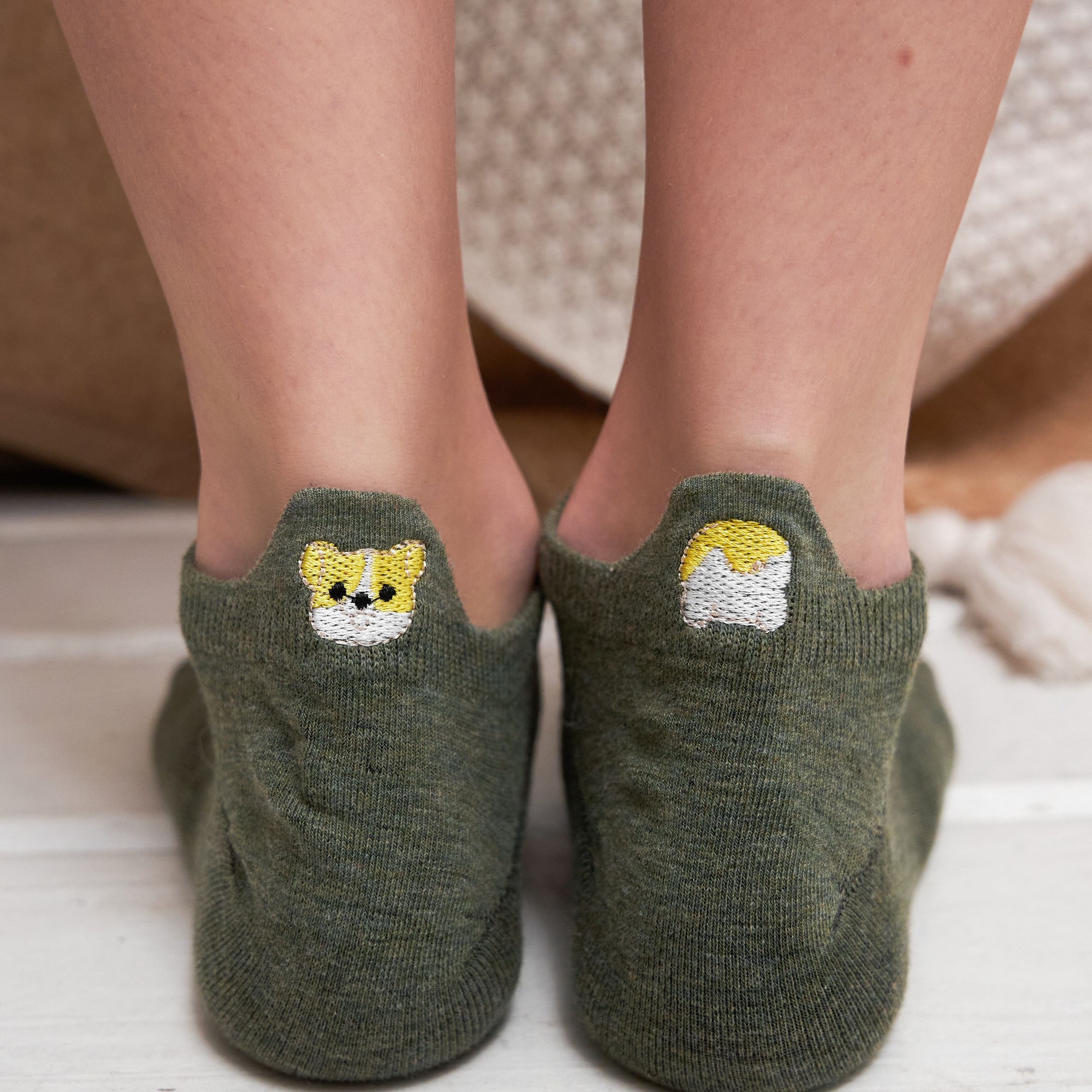 Предметная съемка носков, показывающая яркие цветовые решения и интересные узоры.