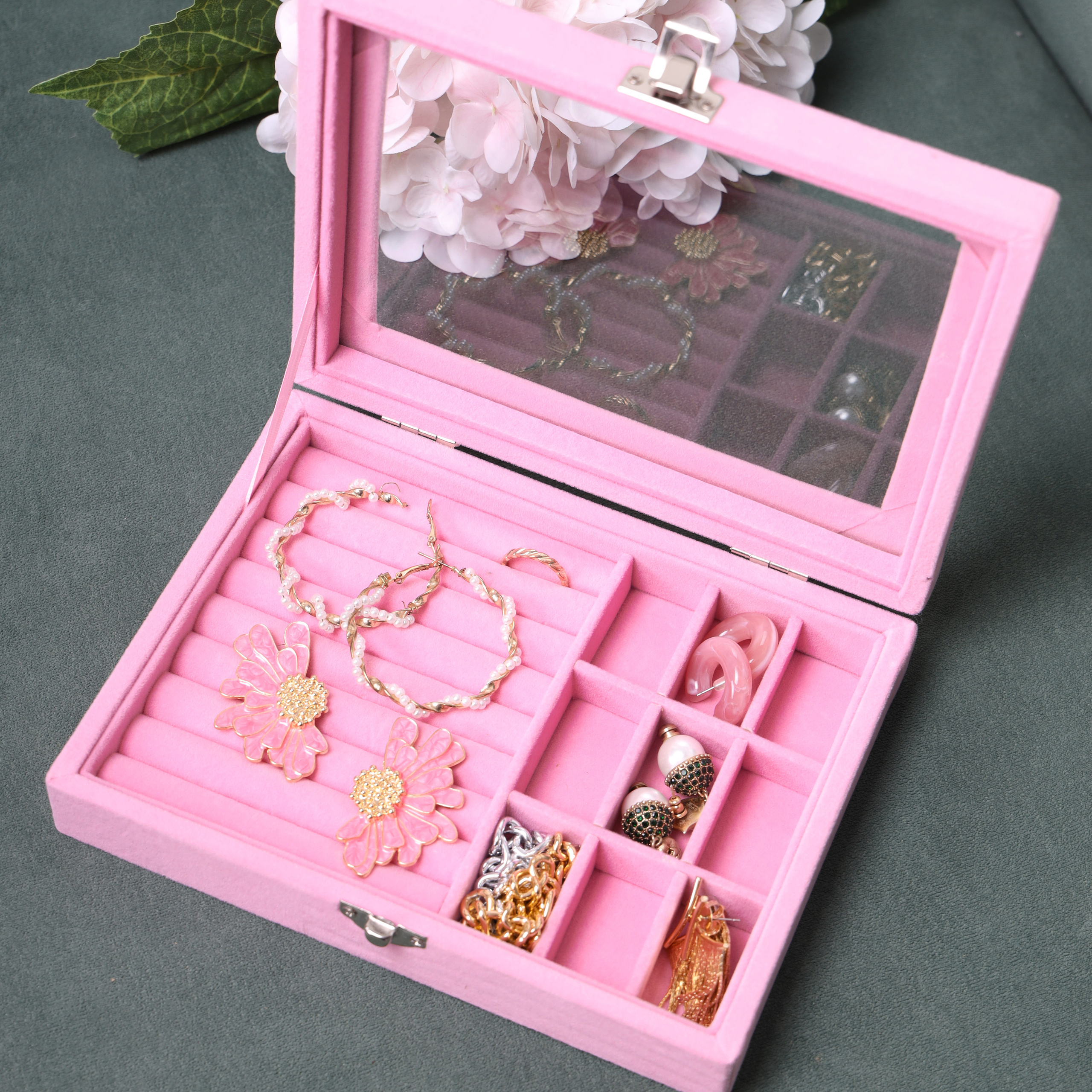 Предметное фото аксессуаров - ваш путь к стильному и безупречному образу.