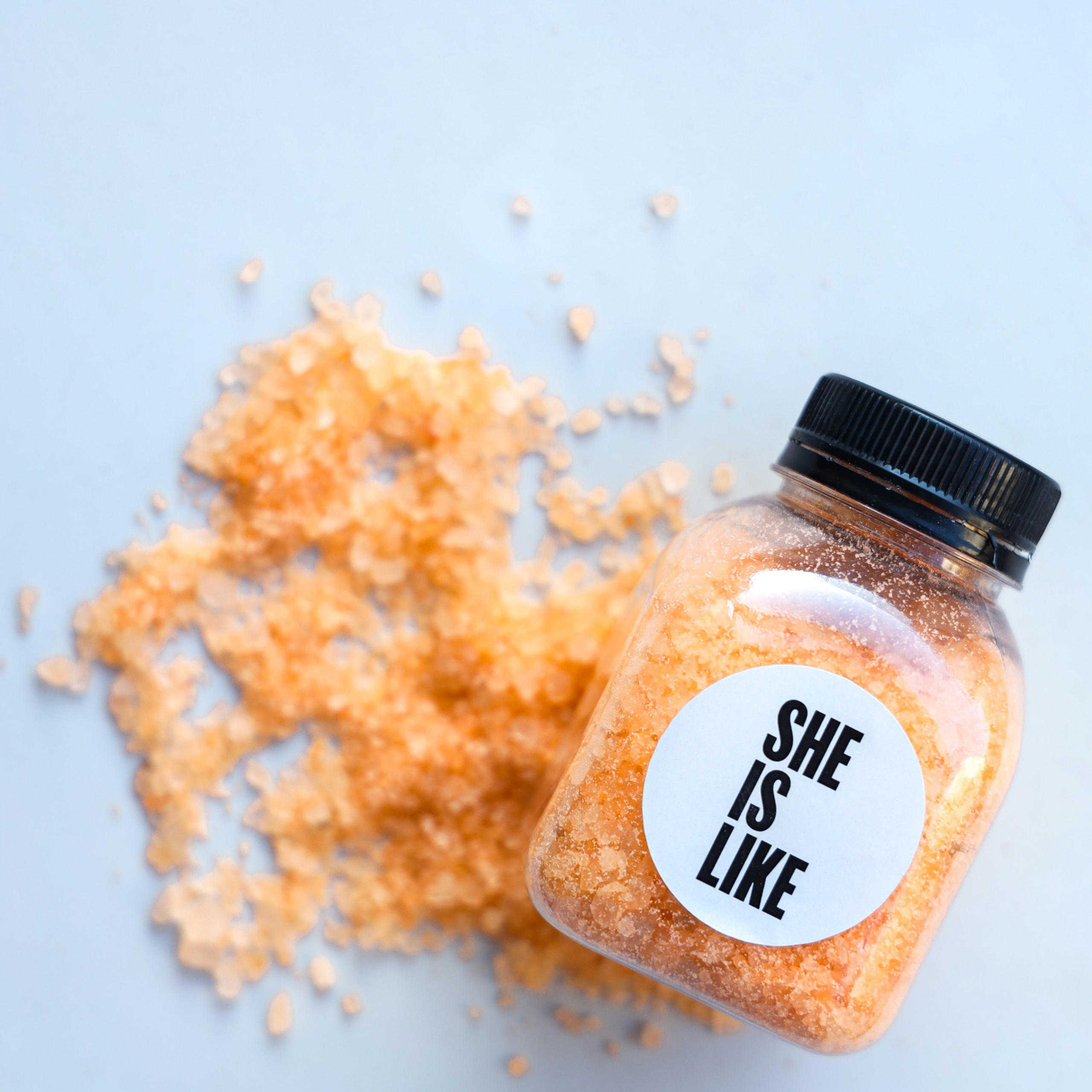 Съемка косметики на белом фоне для фокусировки на продукте.