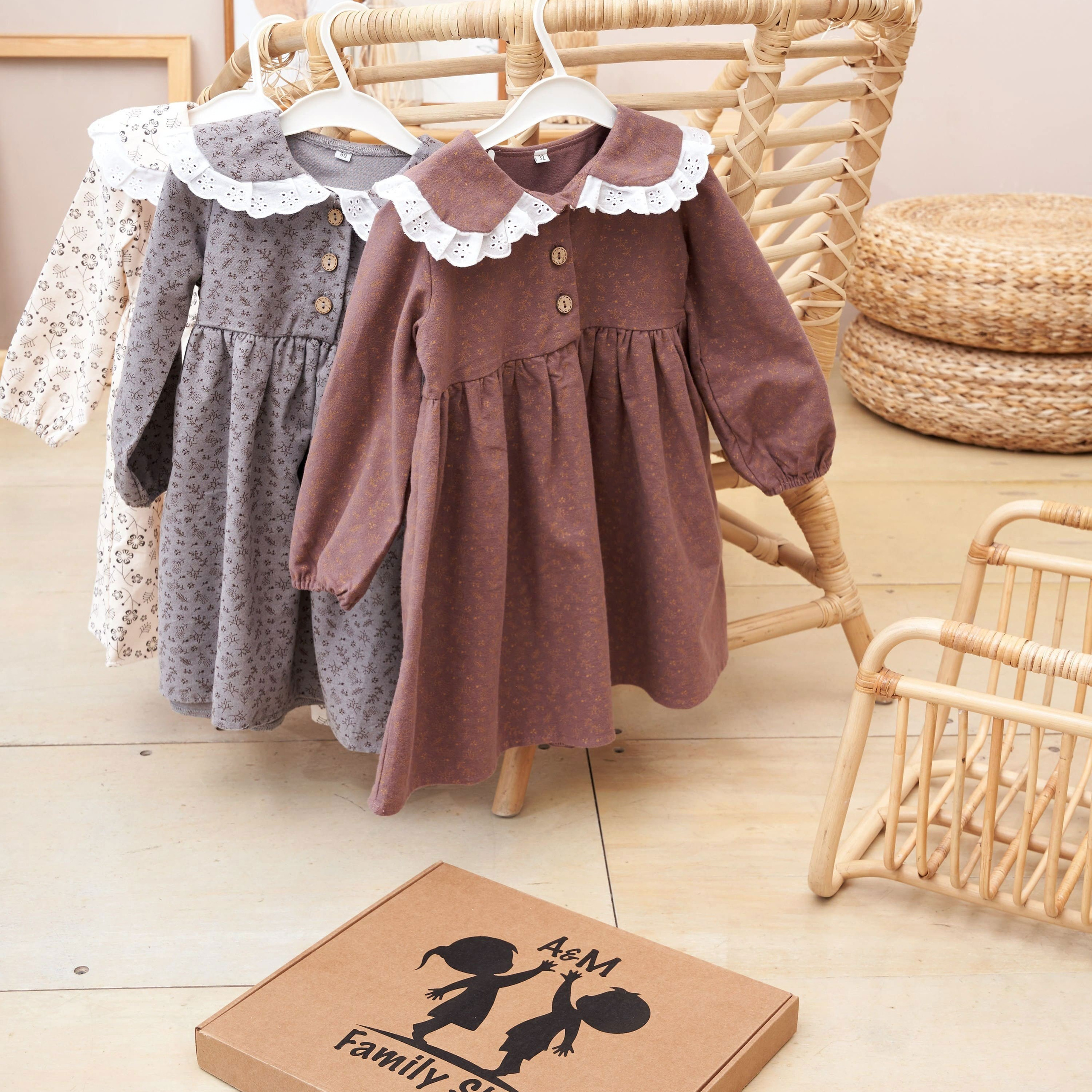 Предметная съемка детских товаров с крупным планом, акцент на мелких декоративных деталях.