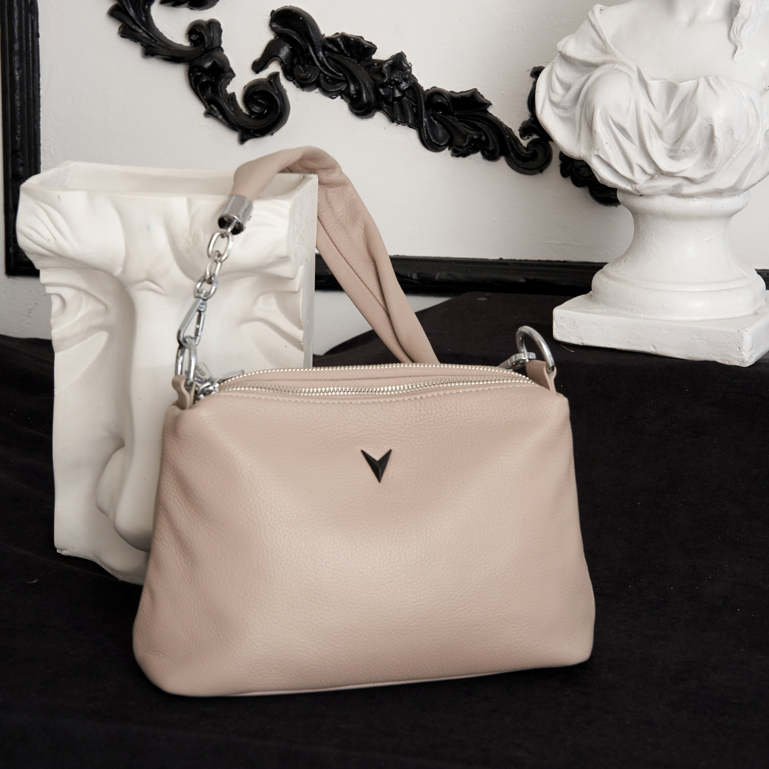 Креативная съемка, акцентирующая внимание на ярких цветовых сочетаниях.