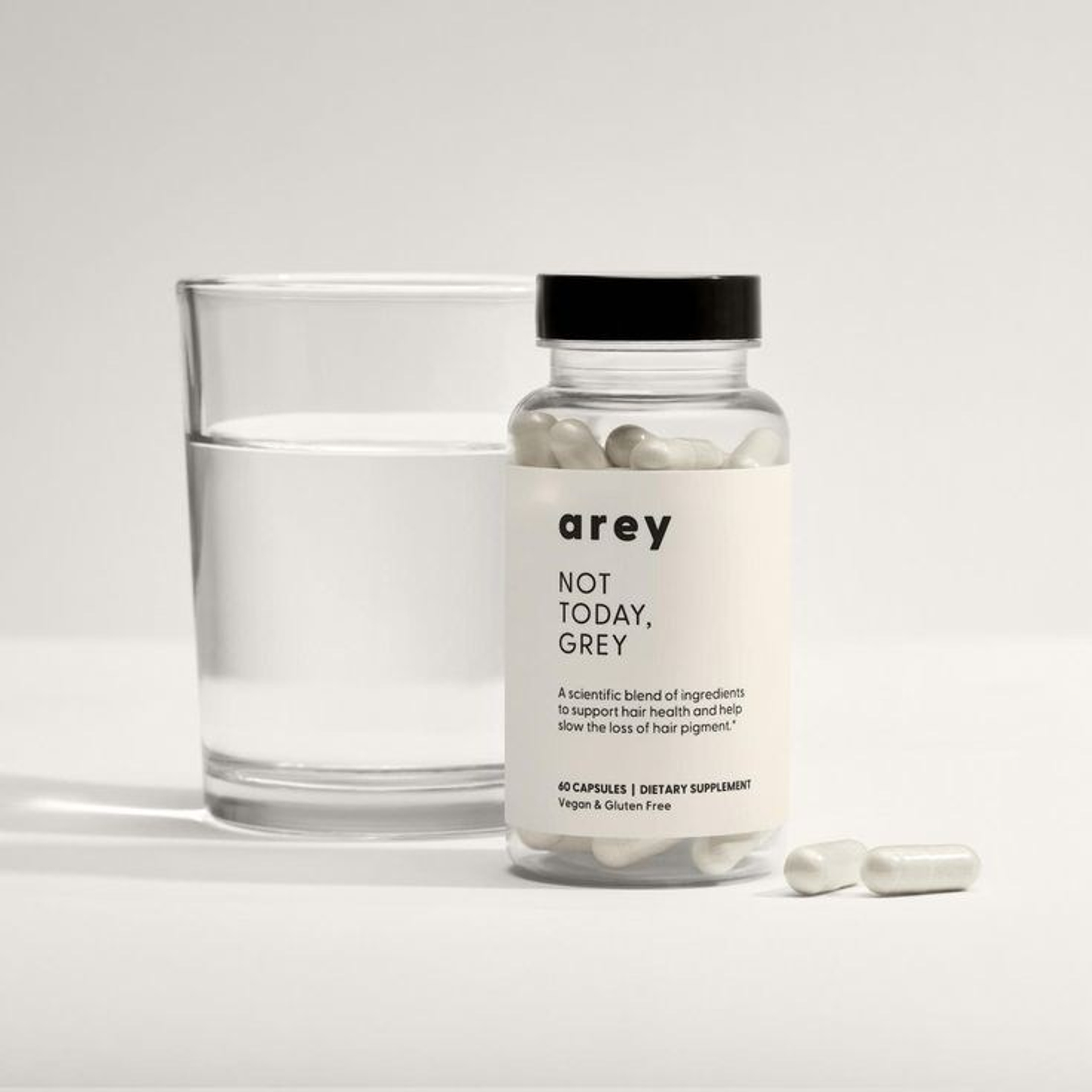 Предметная съемка упаковок БАДов с фокусом на натуральных ингредиентах, изображенных на этикетке