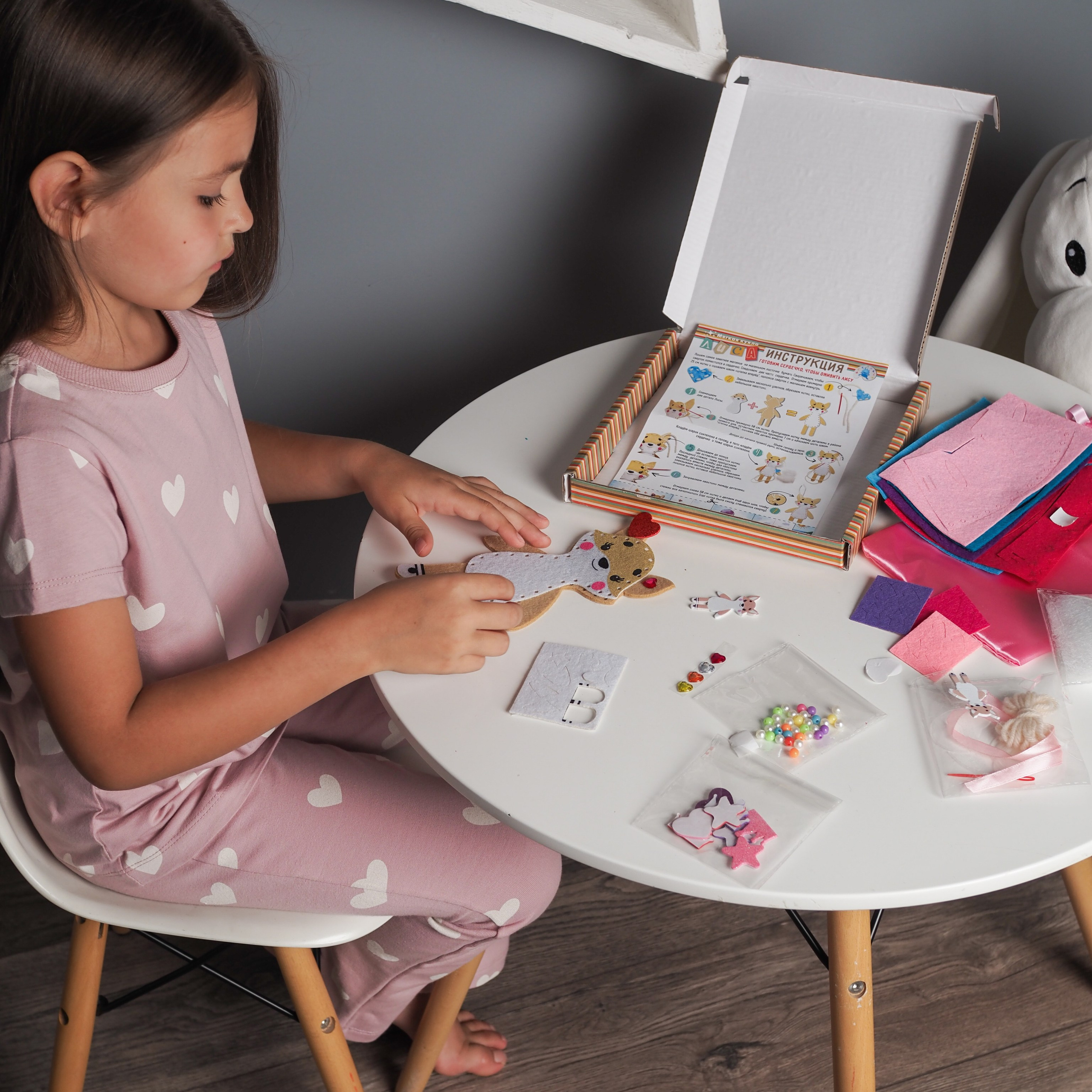 Предметное фото товаров для хобби, создающее яркие визуальные образы для социальных сетей.