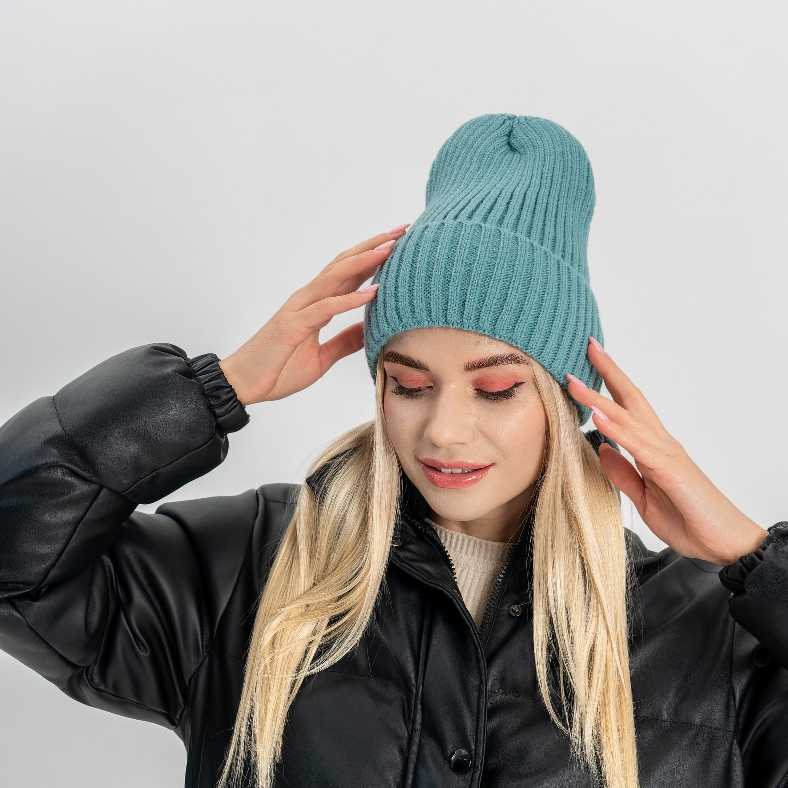 Предметное фото головных уборов - уют и стиль для холодной погоды.