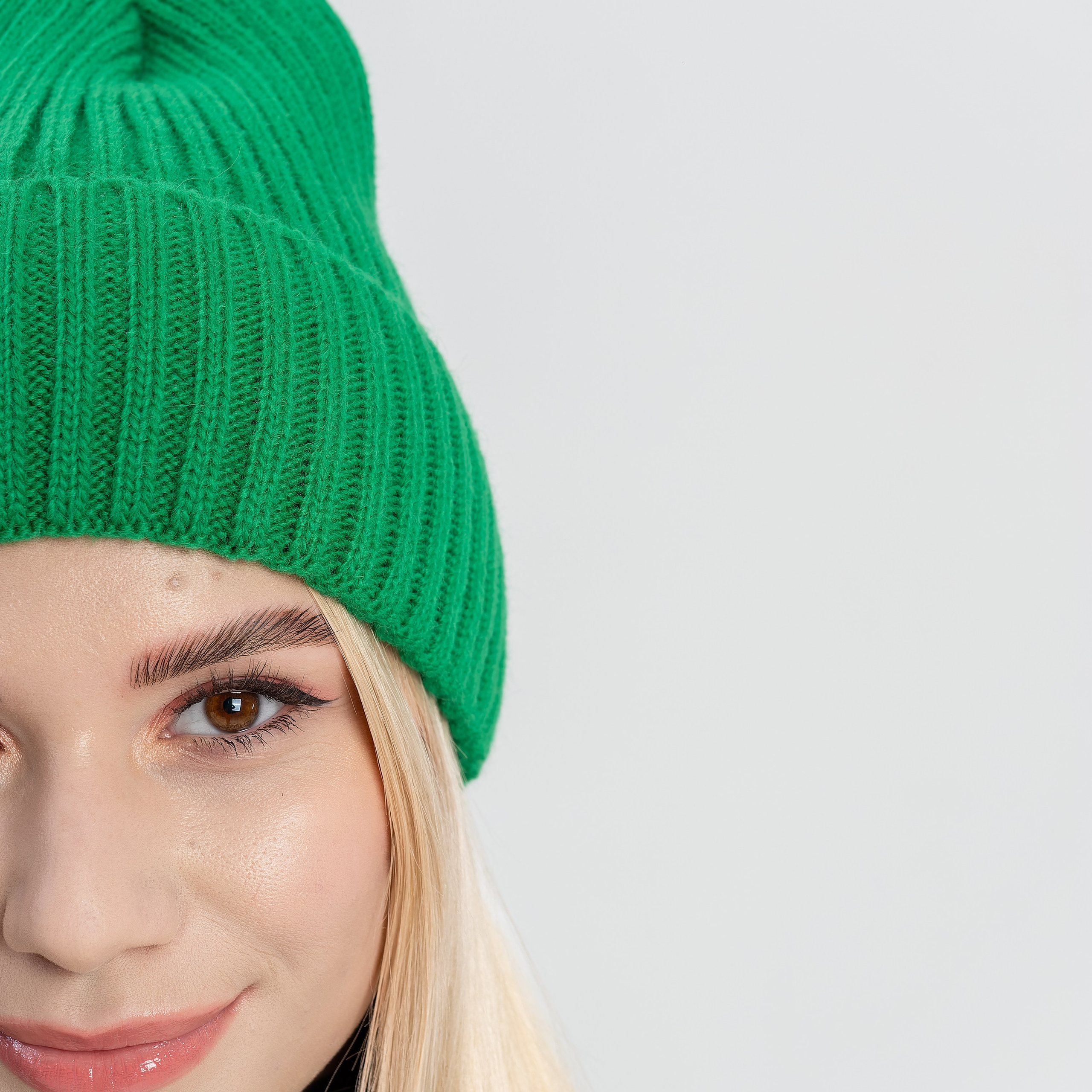 Предметное фото головных уборов - элегантные шляпы для любого сезона.