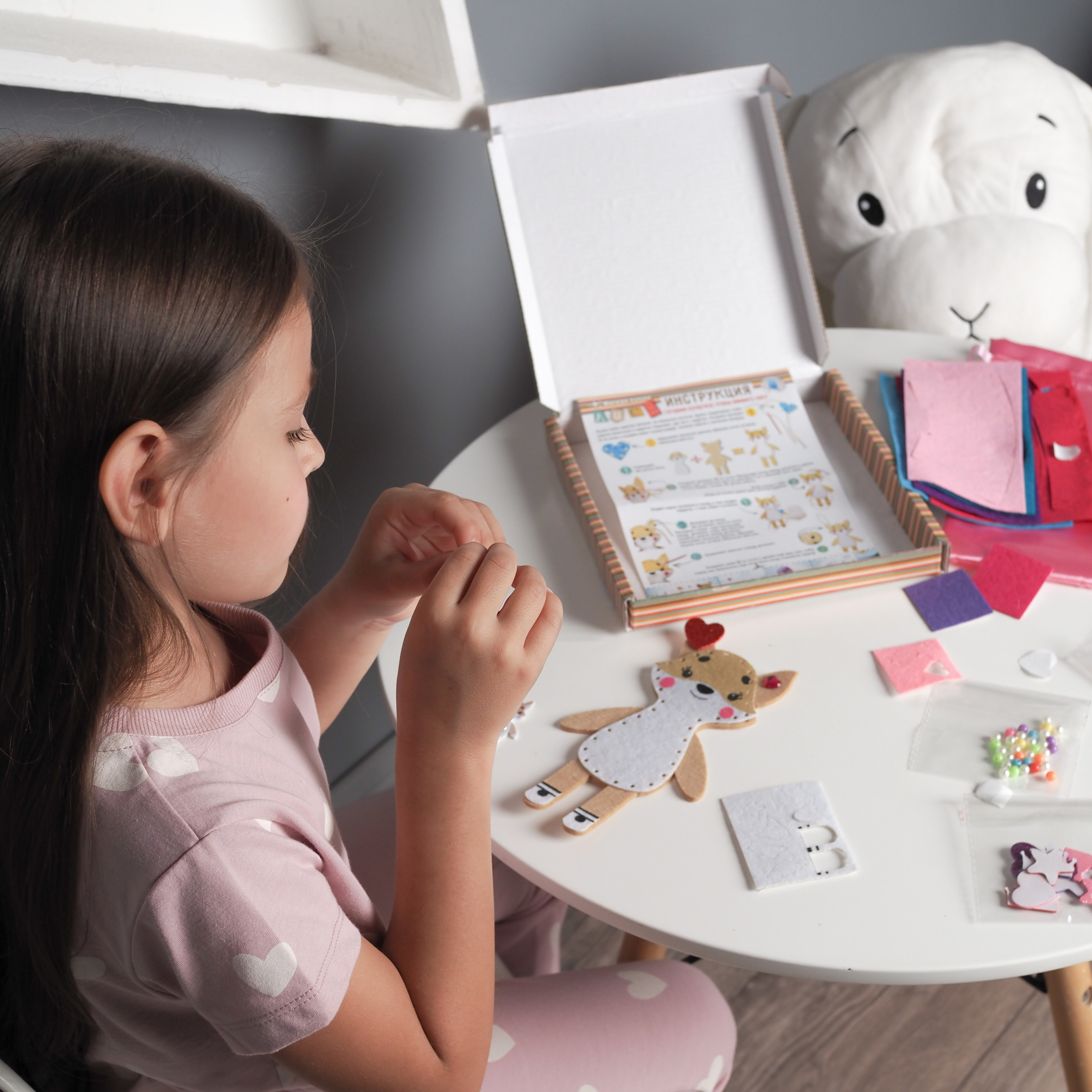 Предметное фото товаров для хобби, показывающее, как хобби объединяет людей.