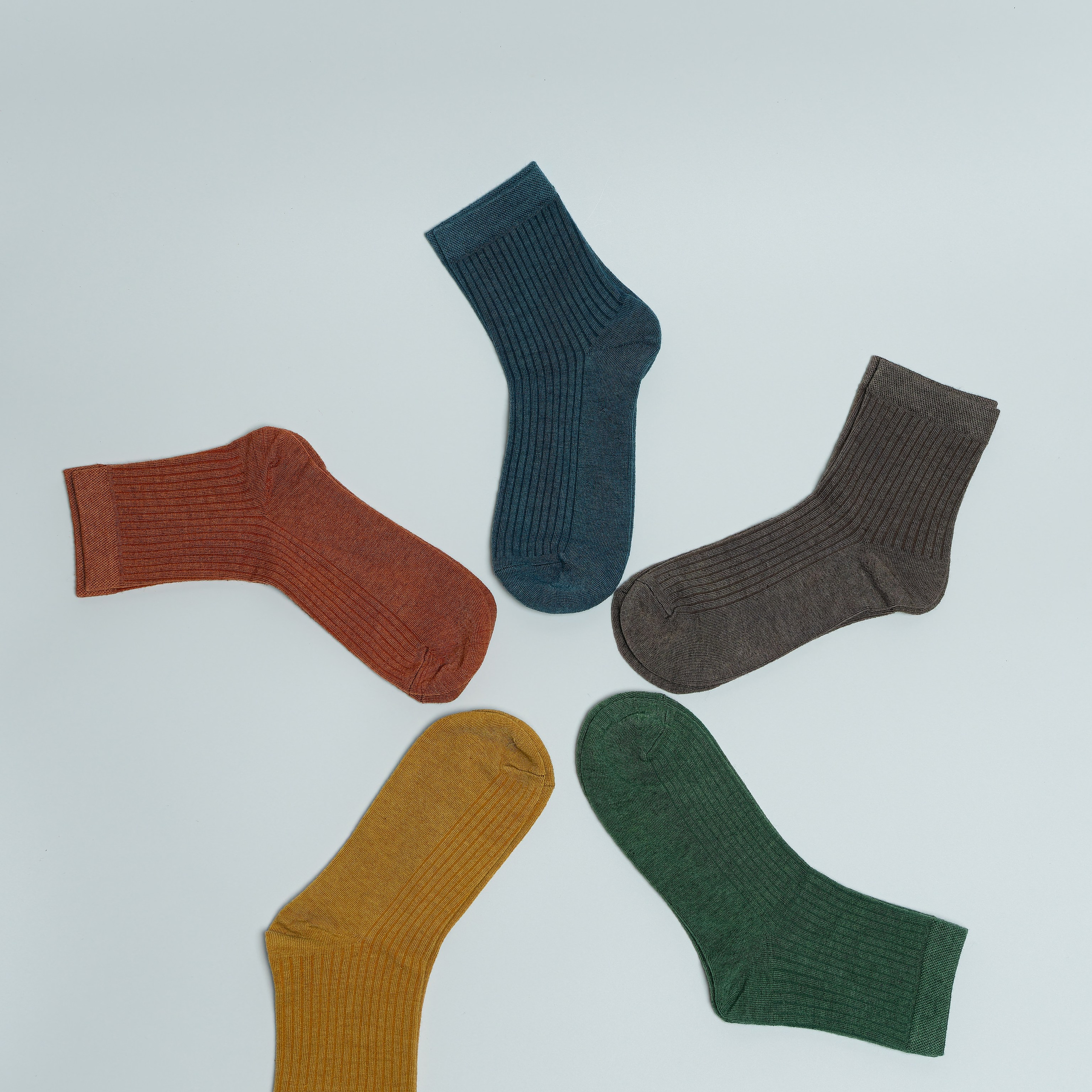 Предметная съемка носков, создающая атмосферу уюта и тепла.