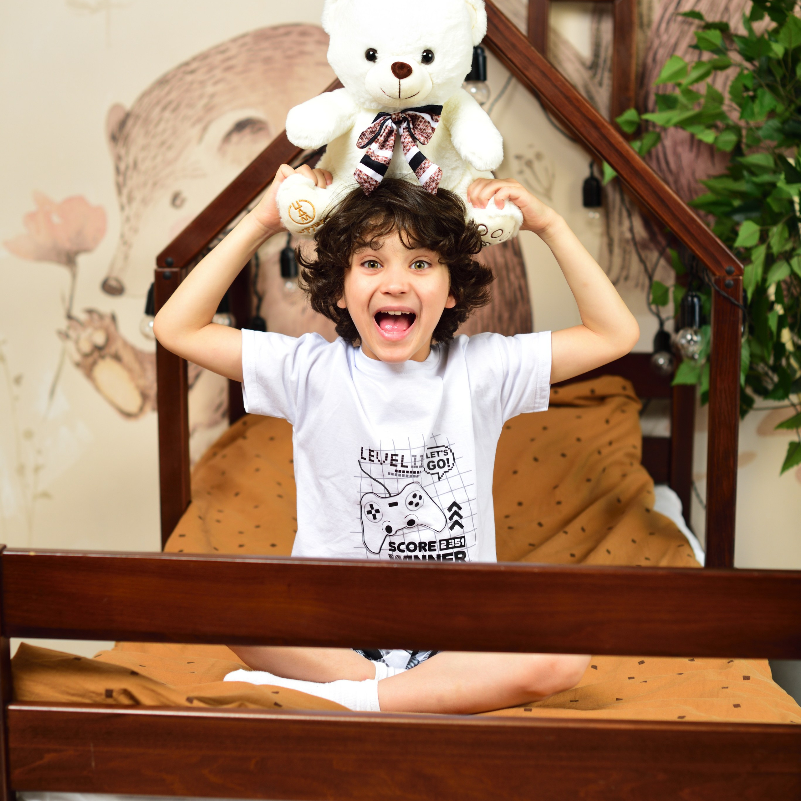 Предметная съемка детских товаров, акцентирующая на цветовых комбинациях и текстурах.