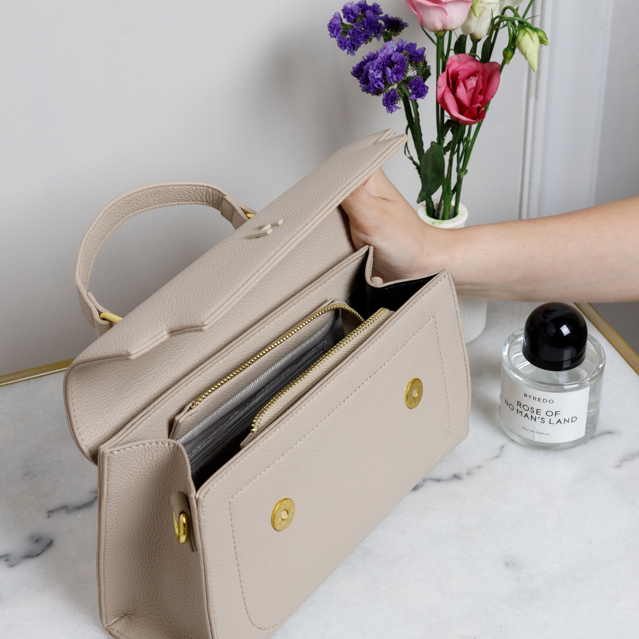 Съемка сумок на фоне городской архитектуры для передачи их практичности.