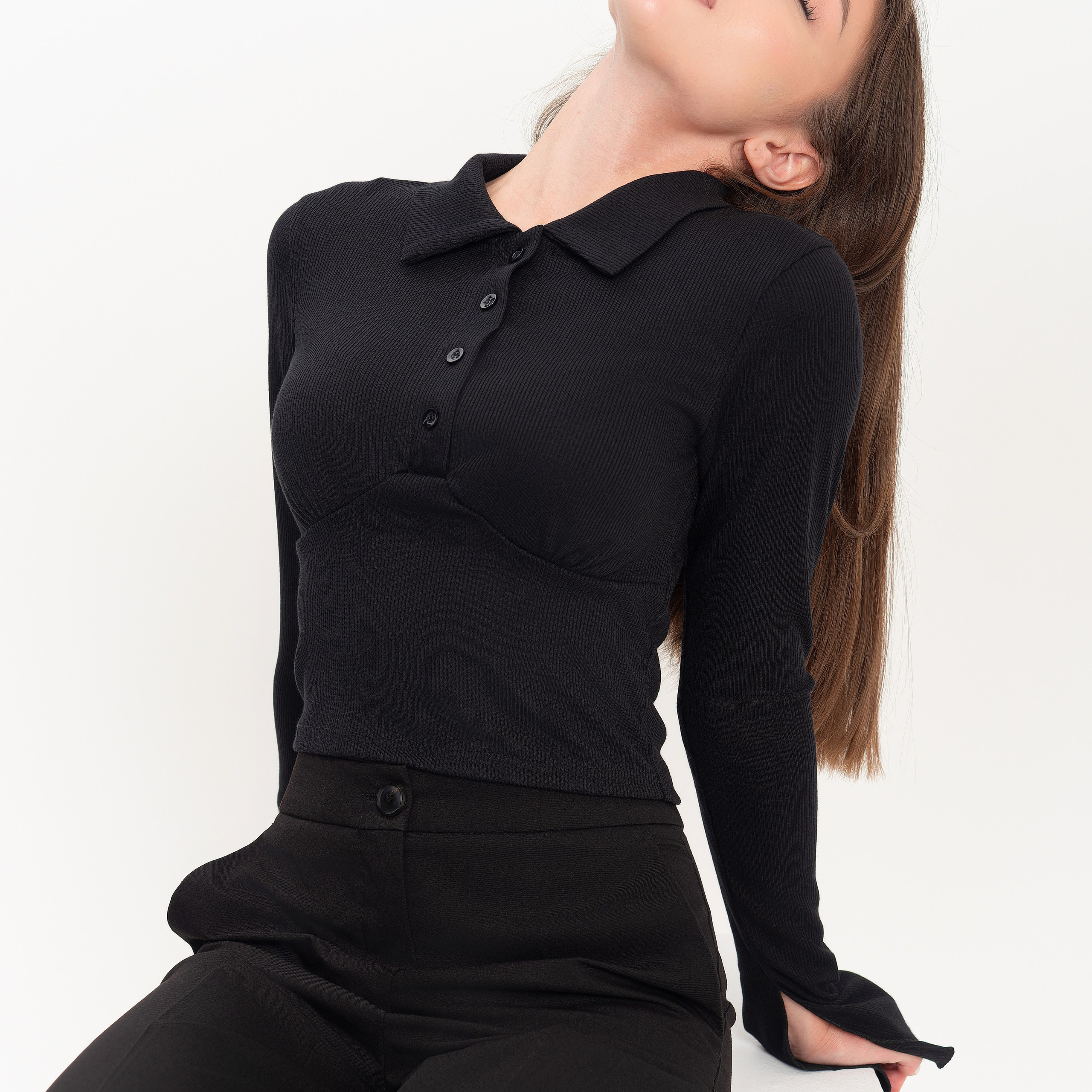 Креативная съемка для представления одежды в сочетании с природными элементами