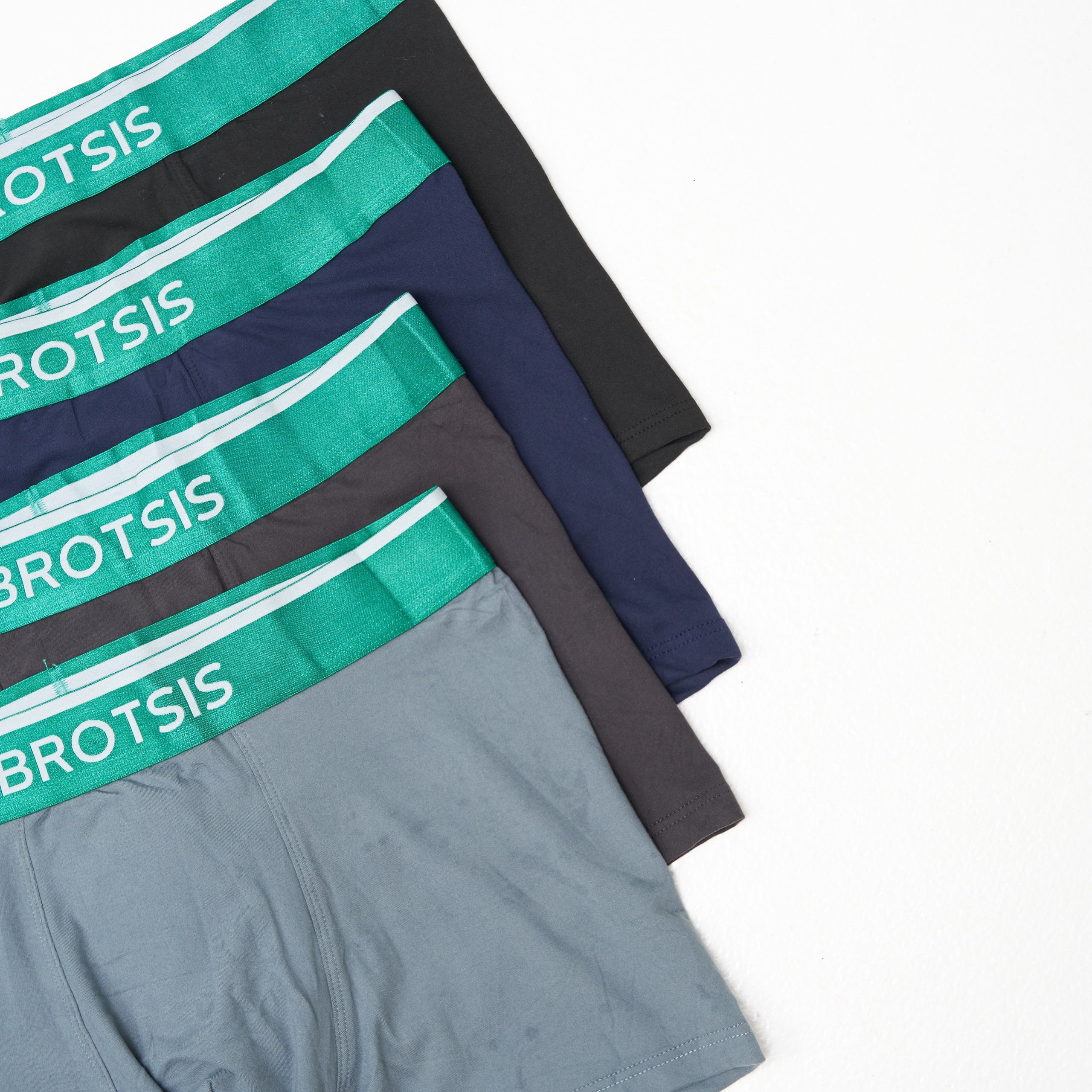 Эстетичная съемка для акцента на гармонии между одеждой и окружающей средой