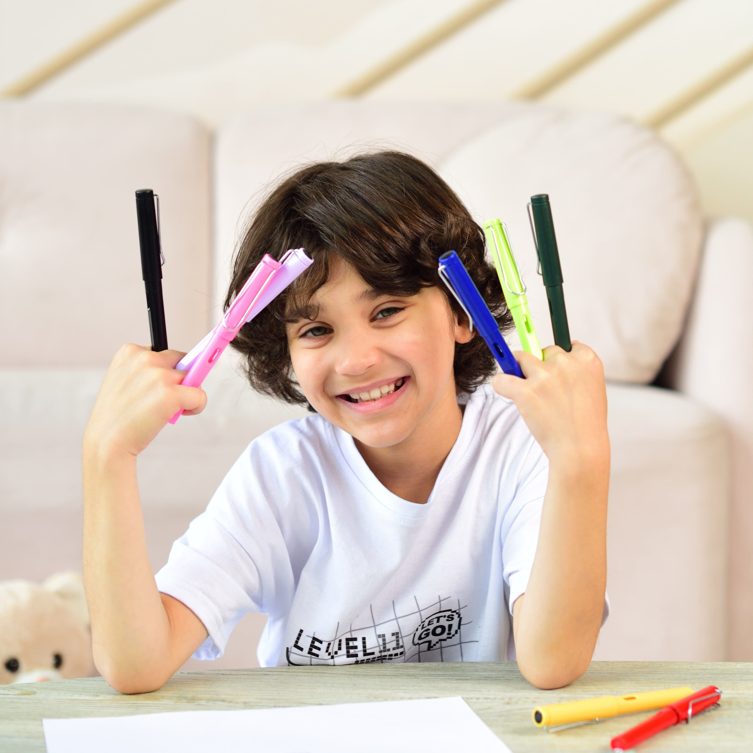 Предметная съемка детских товаров на светлом фоне, выделяя их практичность и яркость.