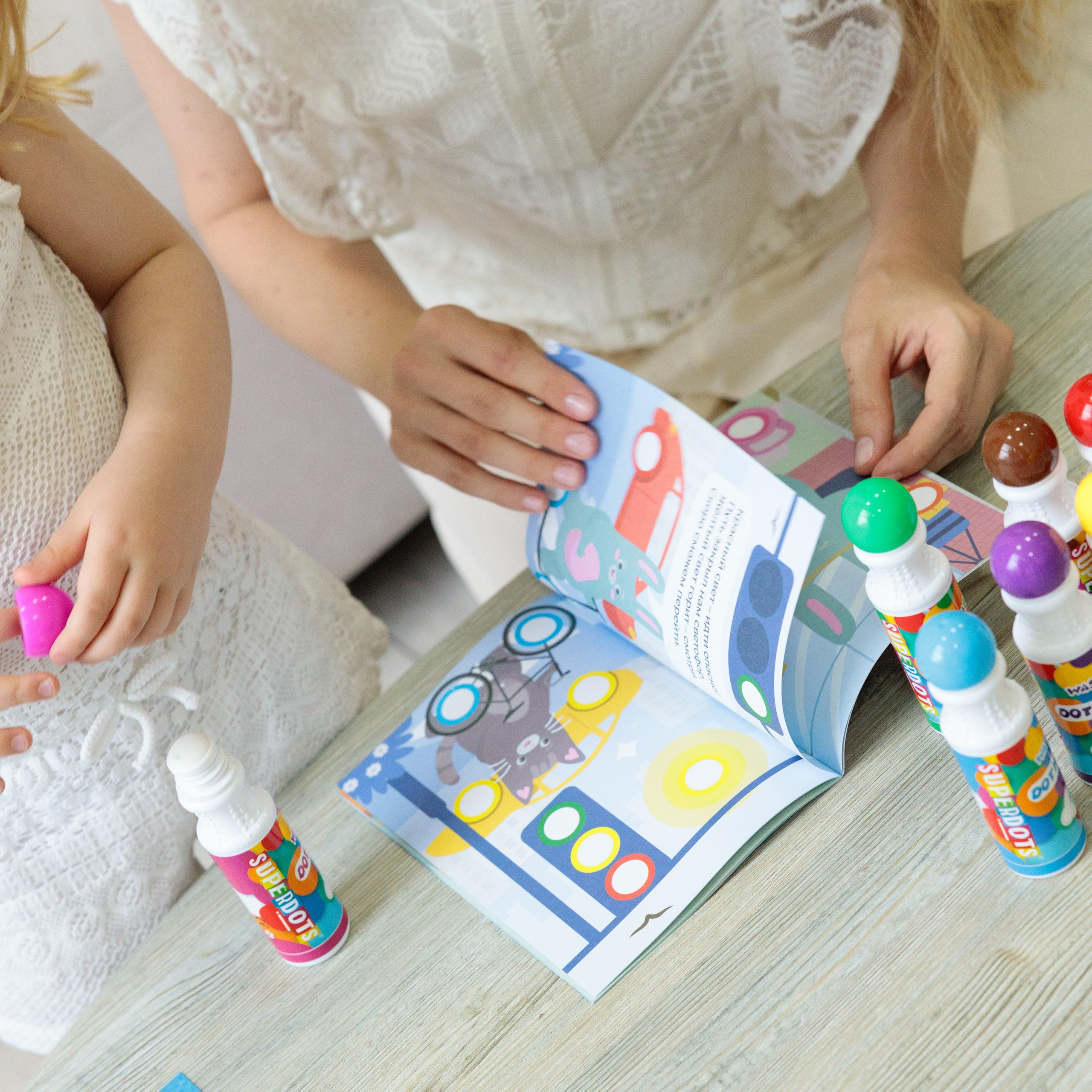 Предметная съемка детских товаров, создающая уютную атмосферу для семейного досуга.