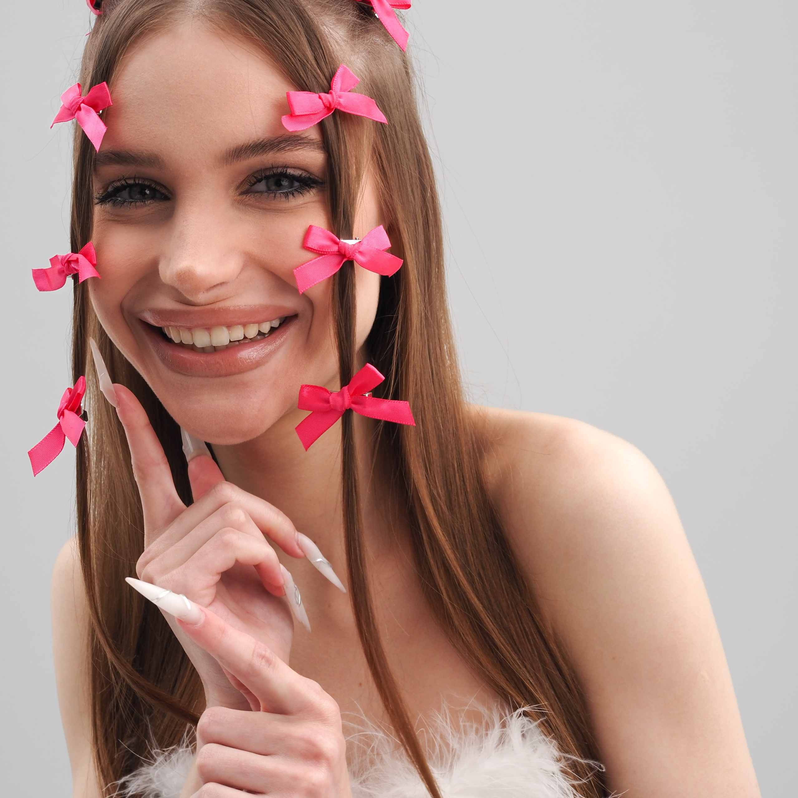 Предметная съемка аксессуаров – демонстрирует стильные комбинации с одеждой и другими элементами образа.