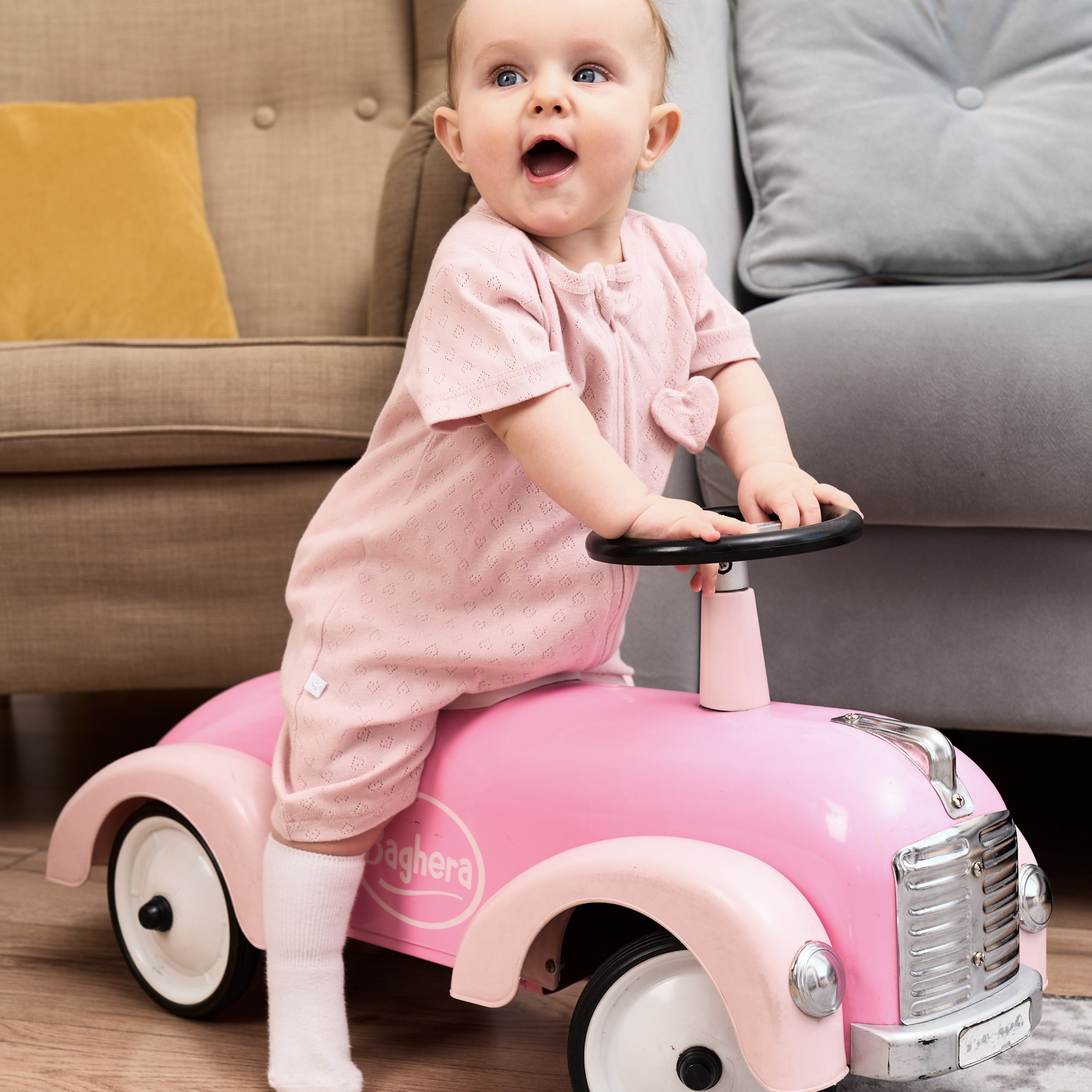 Предметная съемка детских товаров, подчеркивающая важность игр для развития моторики.