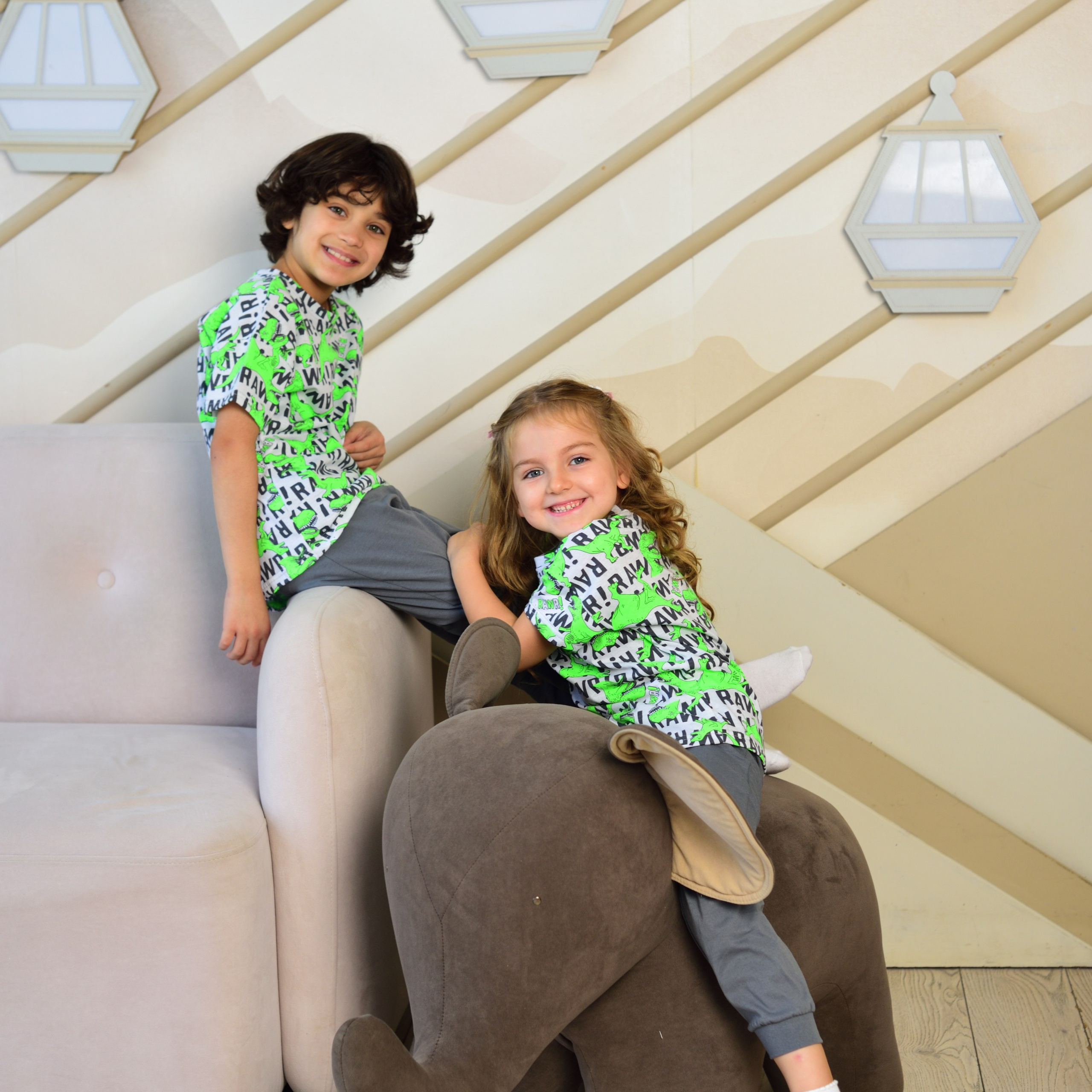 Предметная съемка детских товаров, отражающая важность обучения через игру.