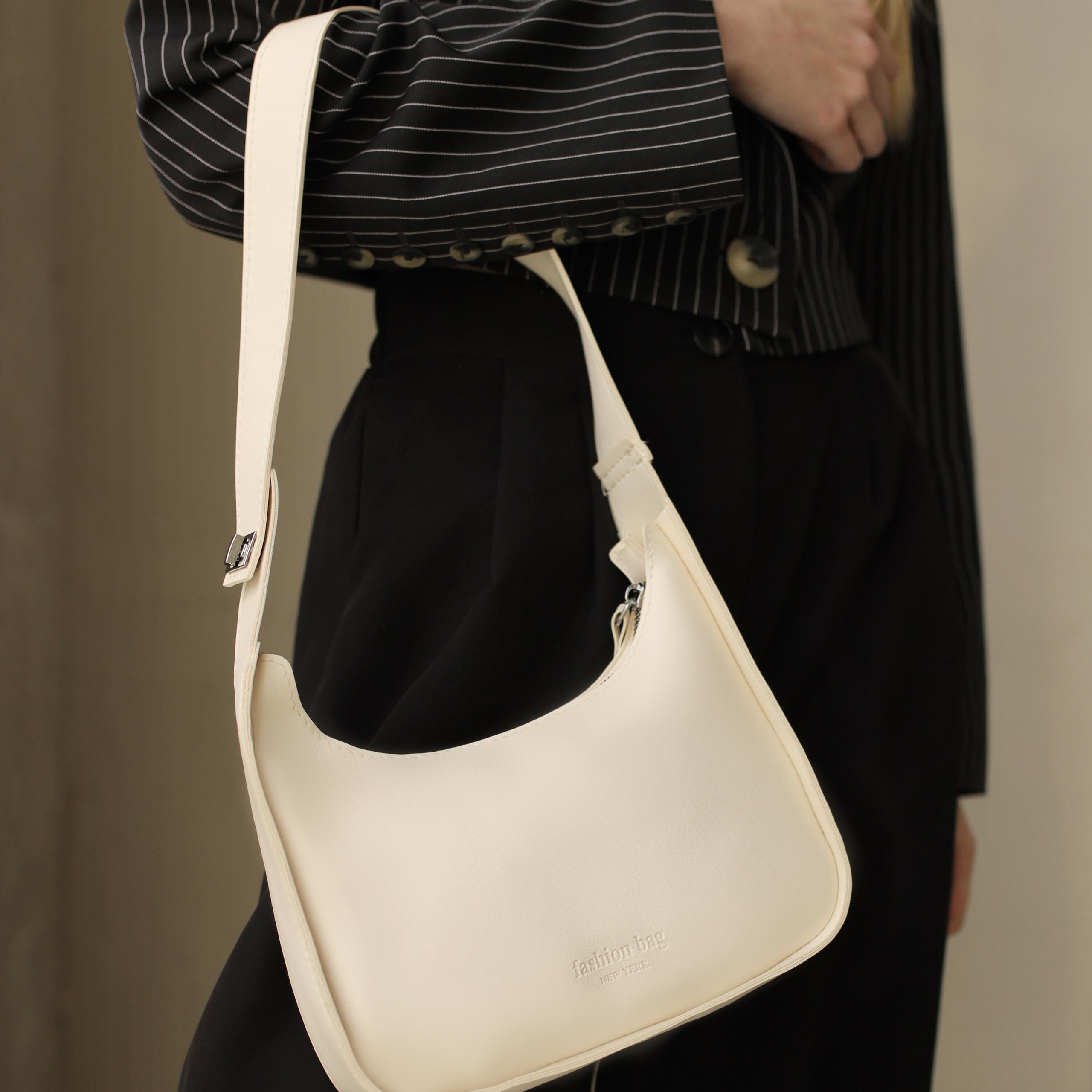 Предметное фото сумок - элегантные и вместительные сумки для вашего комфорта и удобства.