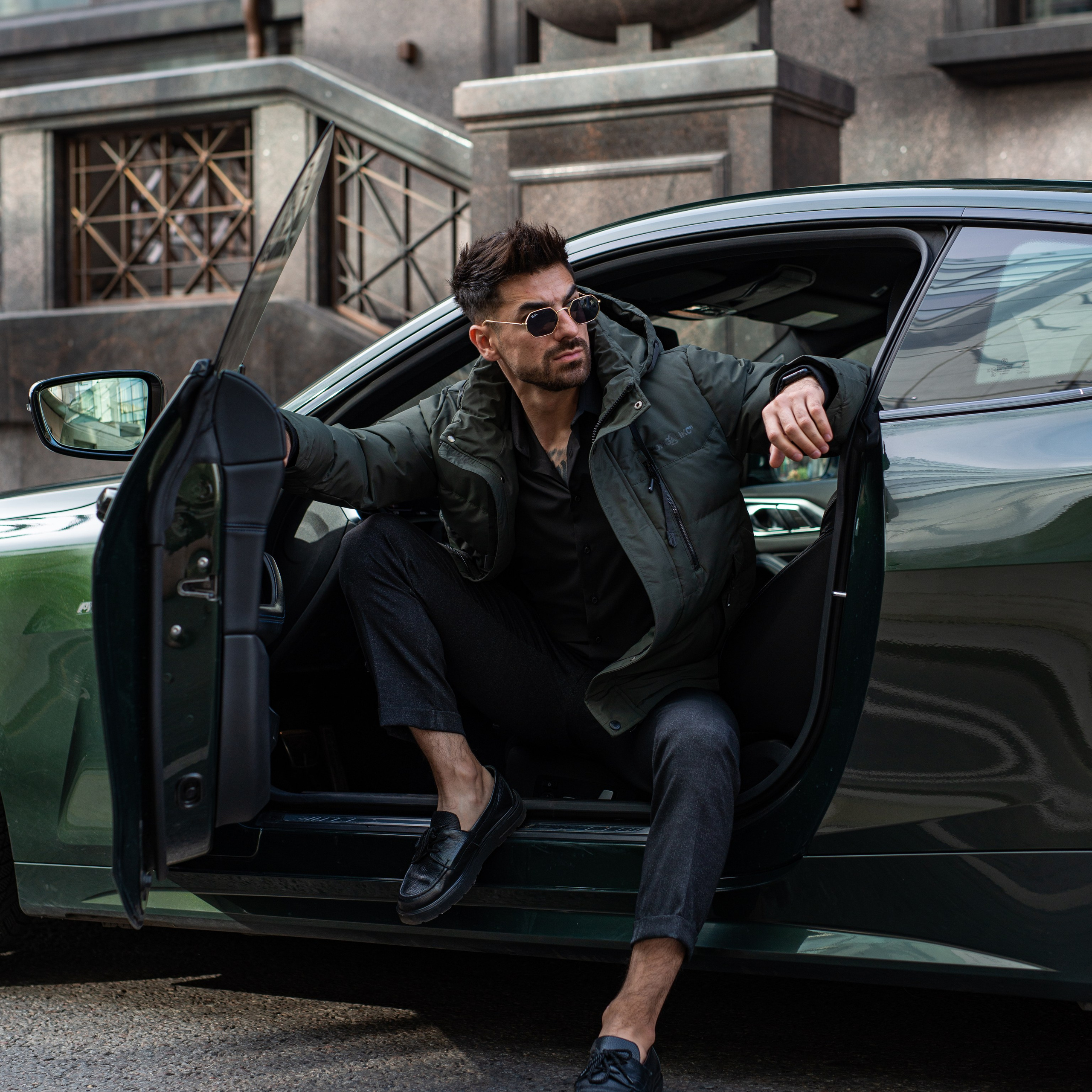 Эстетичная съемка для акцента на функциональности и комфорте одежды