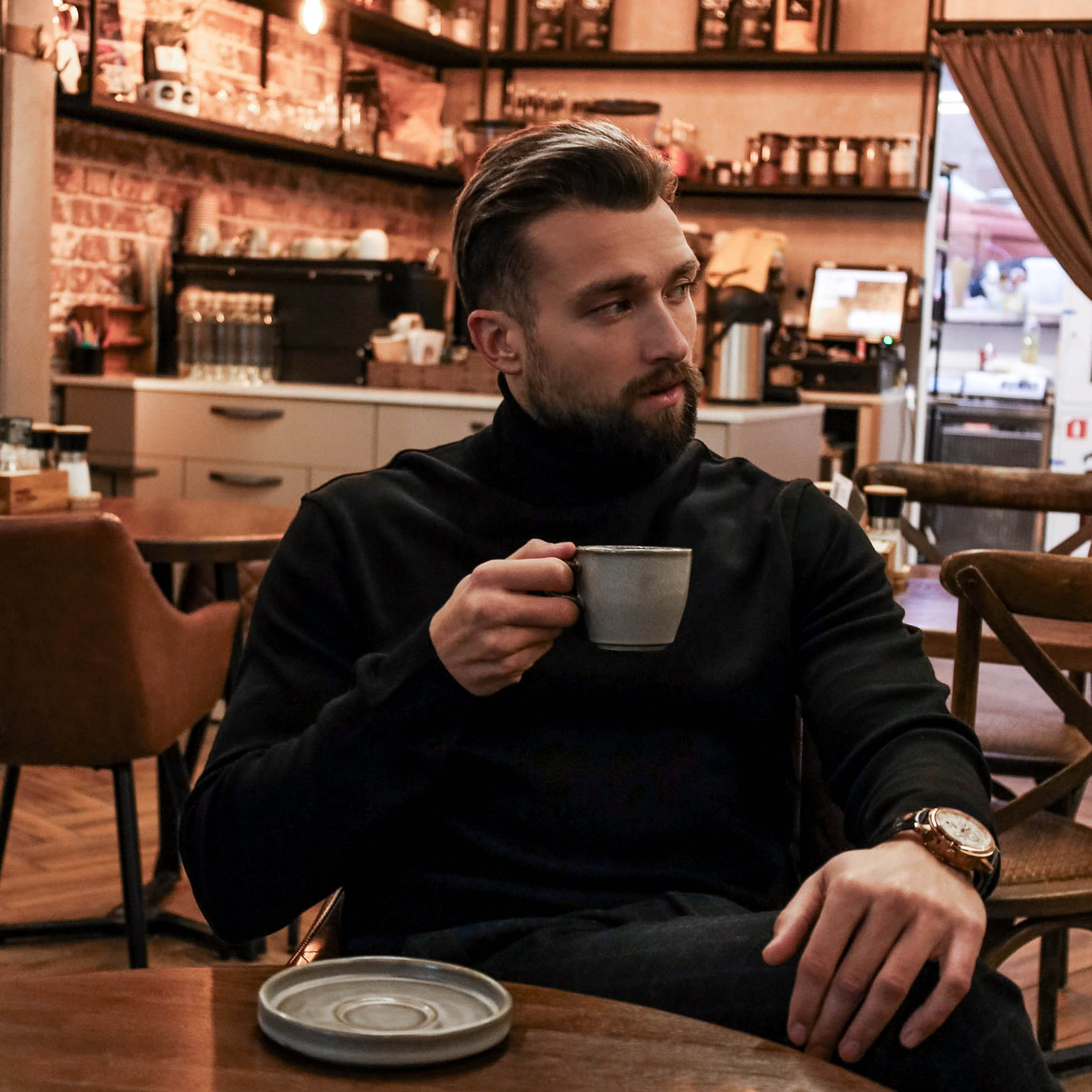 Профессиональная съемка с акцентом на деловую и повседневную одежду