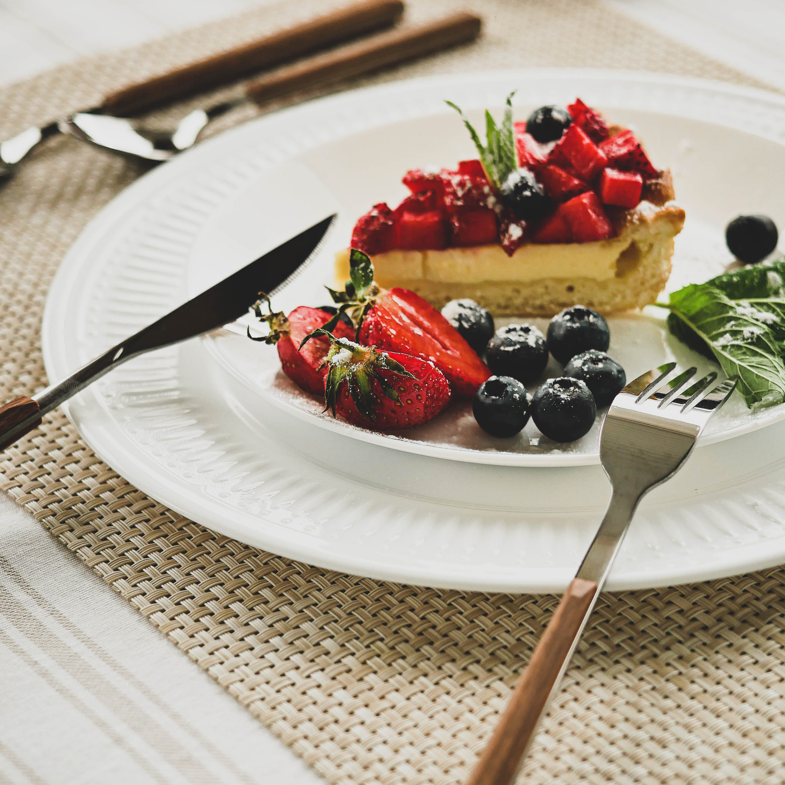 Предметное фото - изысканные предметы посуды для оригинального стиля.