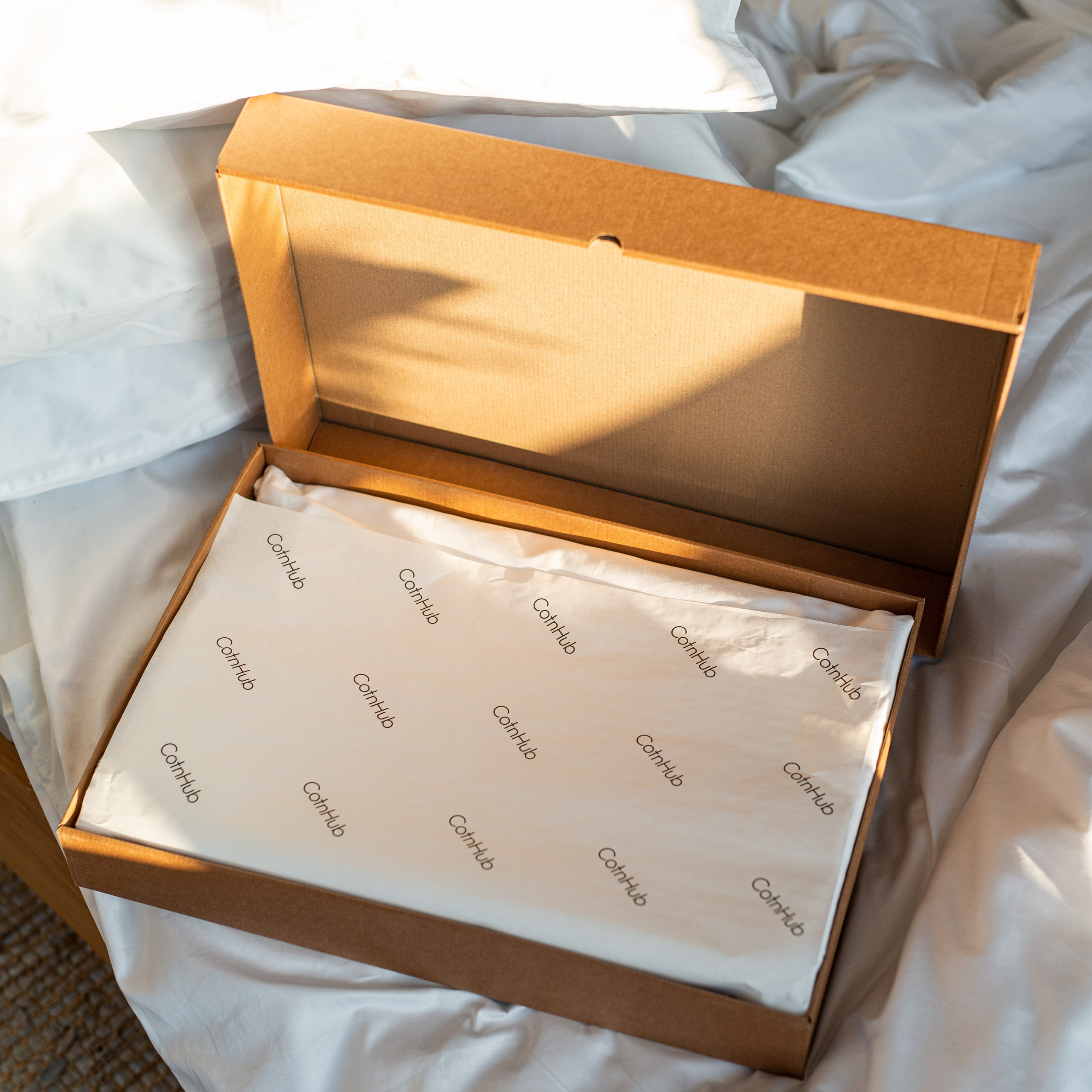 Съемка постельного белья с акцентом на уютные и теплые материалы для комфортного сна.