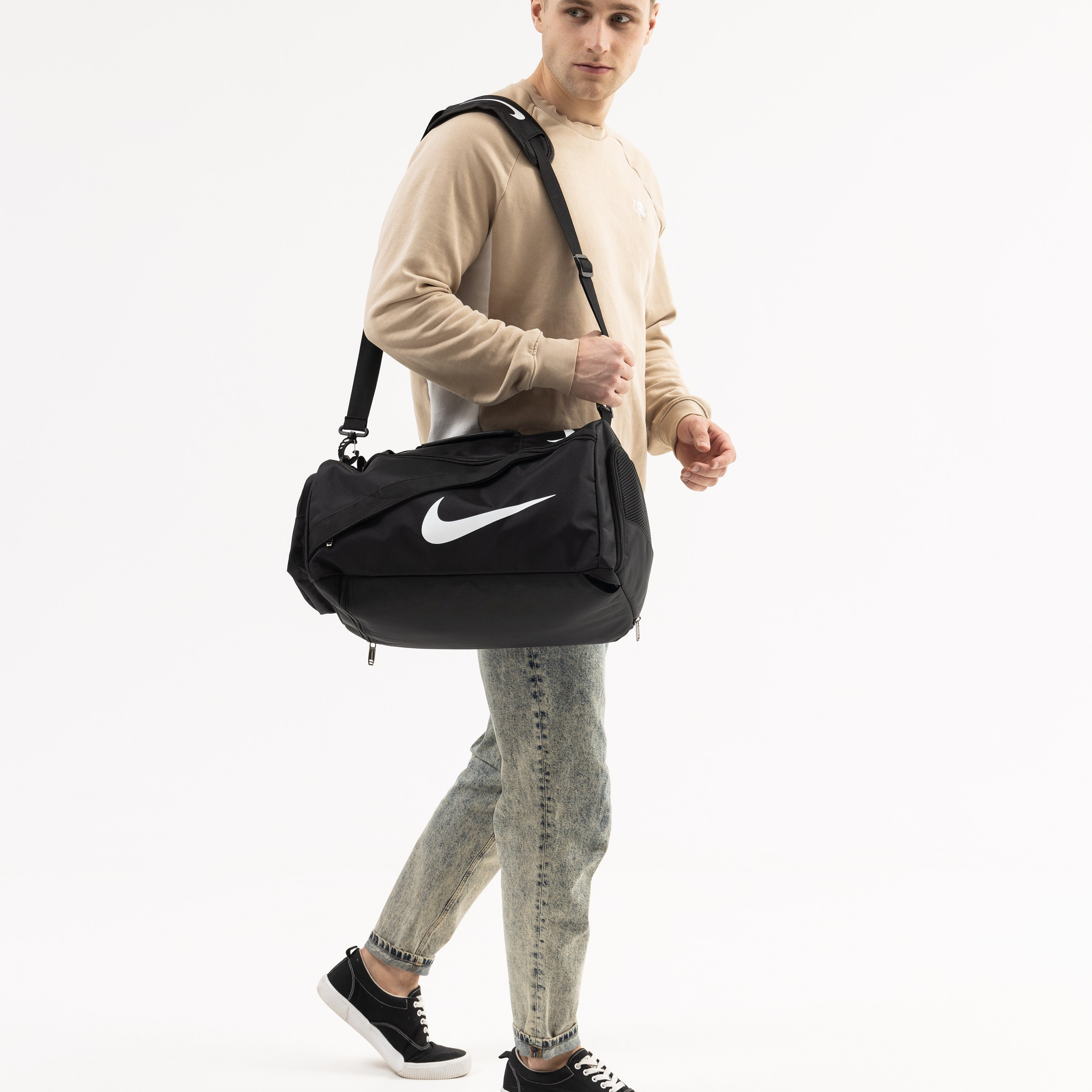 Съемка сумок в контексте модных образов для вдохновения покупателям.