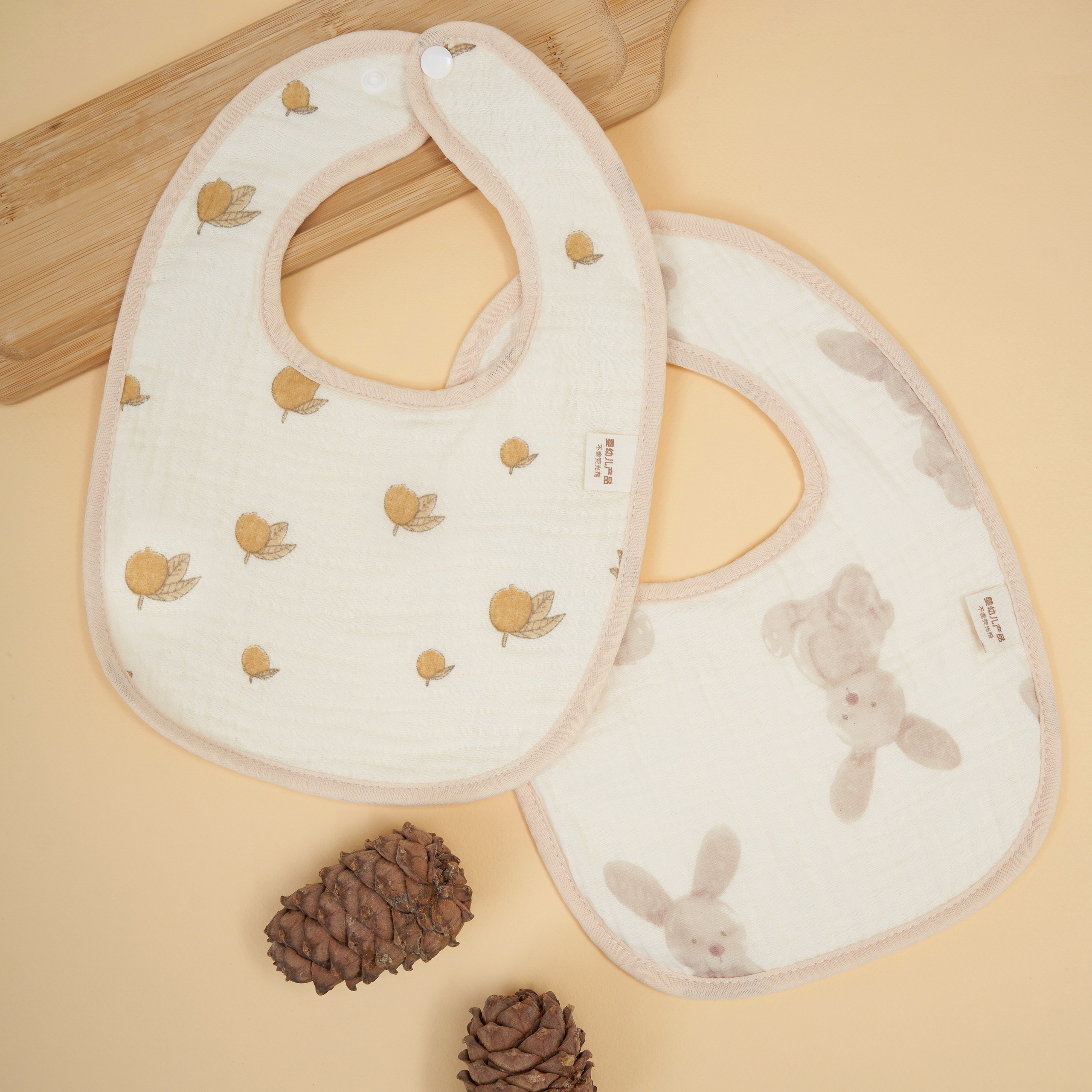 Предметная съемка детских товаров, демонстрирующая практичность и удобство в использовании.