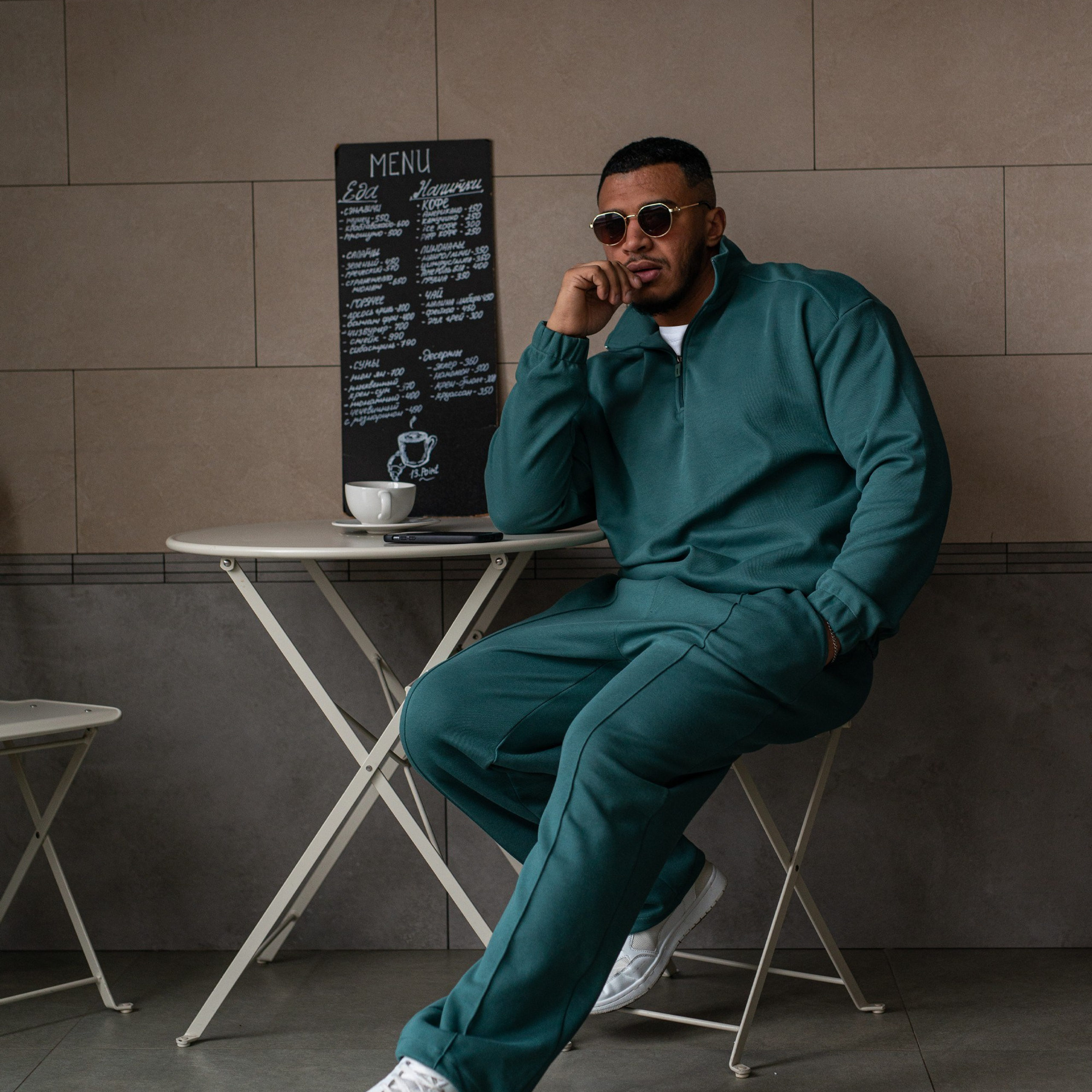 Предметное фото - практичная мужская одежда.