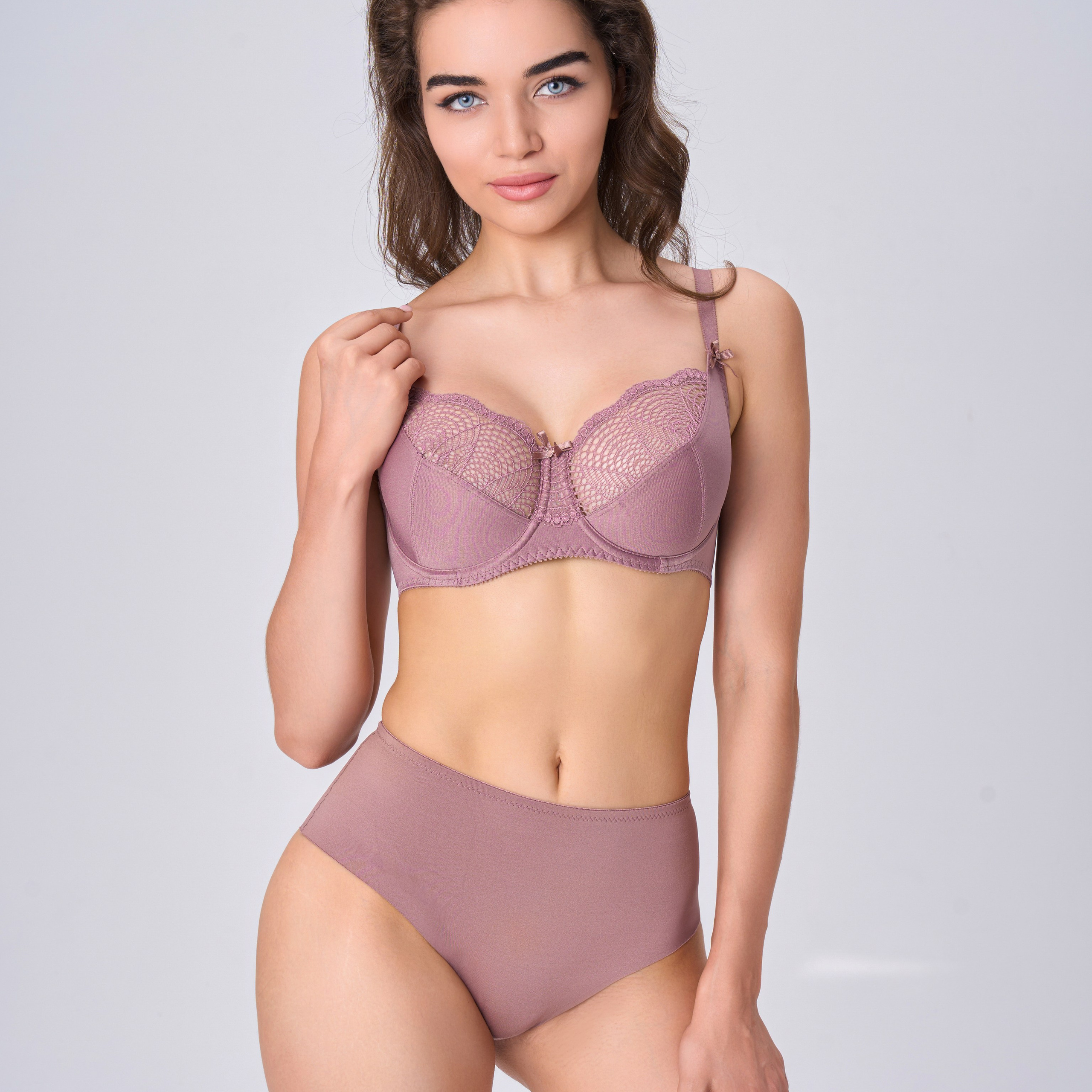 Эффектная съемка с акцентом на ярких цветах и игривых принтах