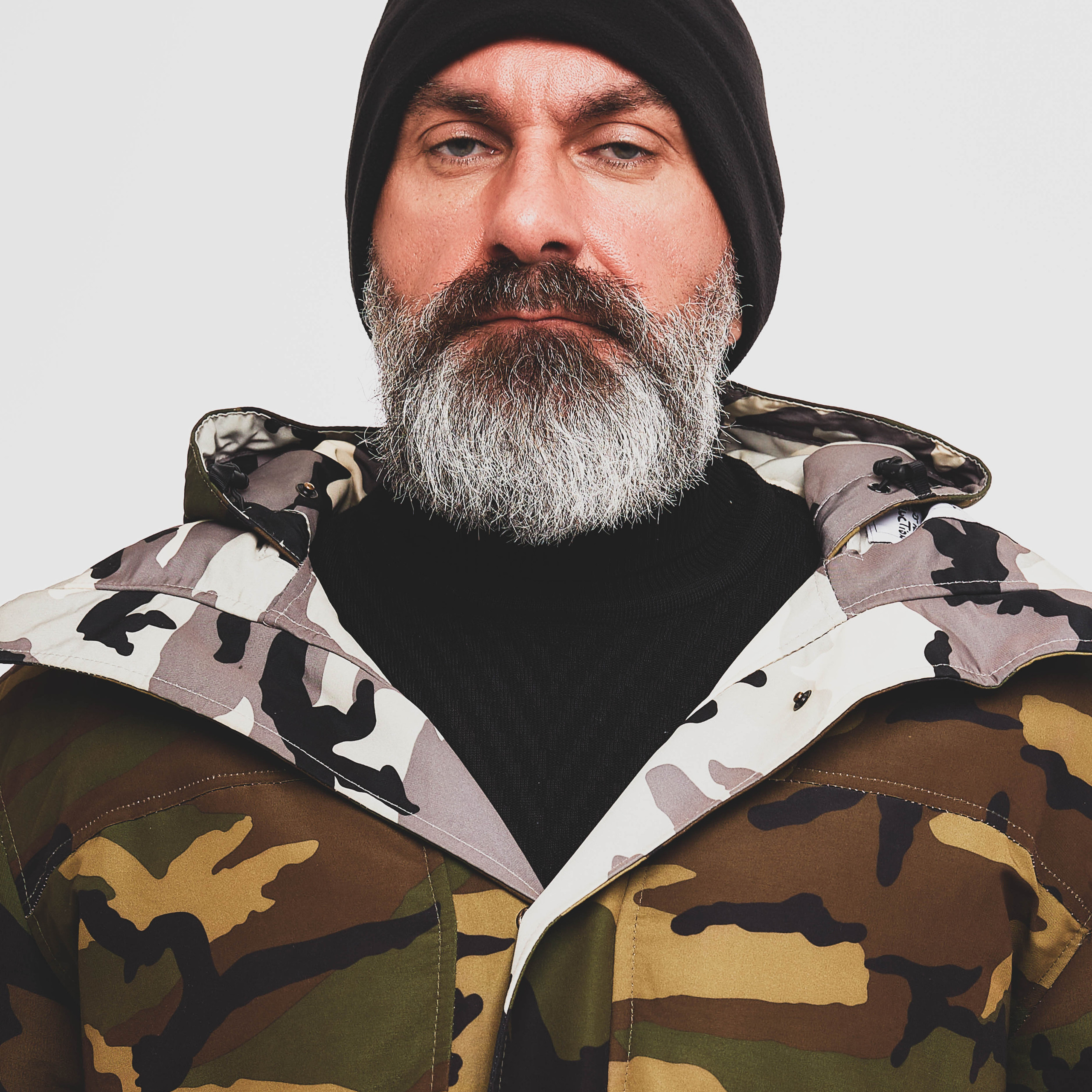 Предметное фото головных уборов - модные шапки и кепки для любой погоды.