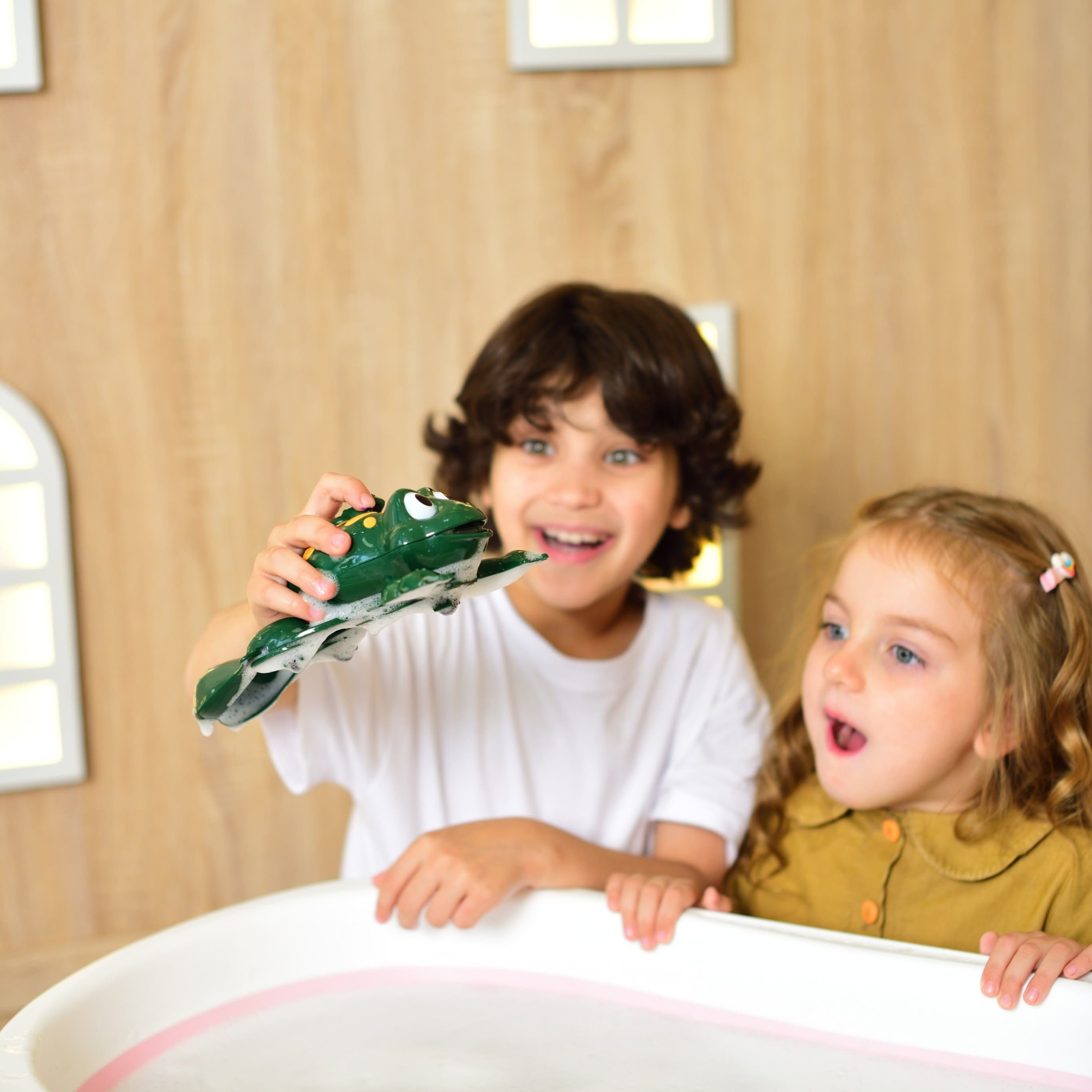 Предметная съемка детских товаров на фоне с мягким освещением, создающим уютную композицию.