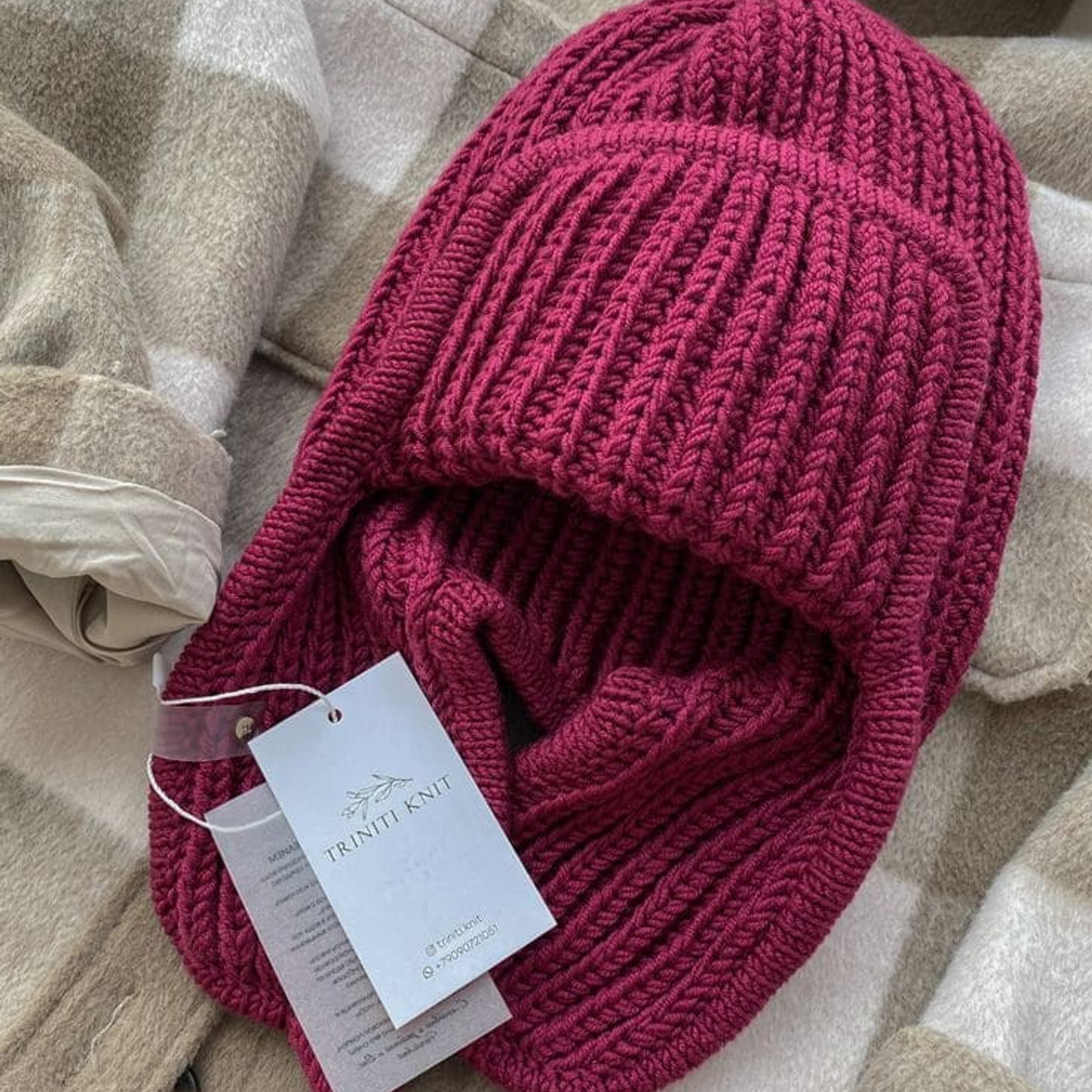 Предметная съемка головного убора на фоне с мягкими текстурами, создавая теплую атмосферу