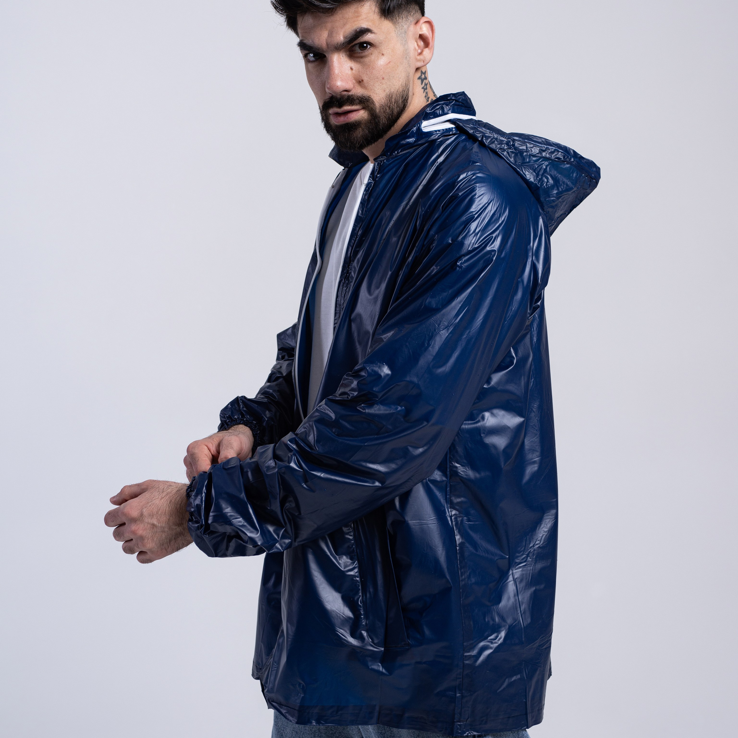 Съемка с акцентом на текстуры и узоры тканей в мужской одежде