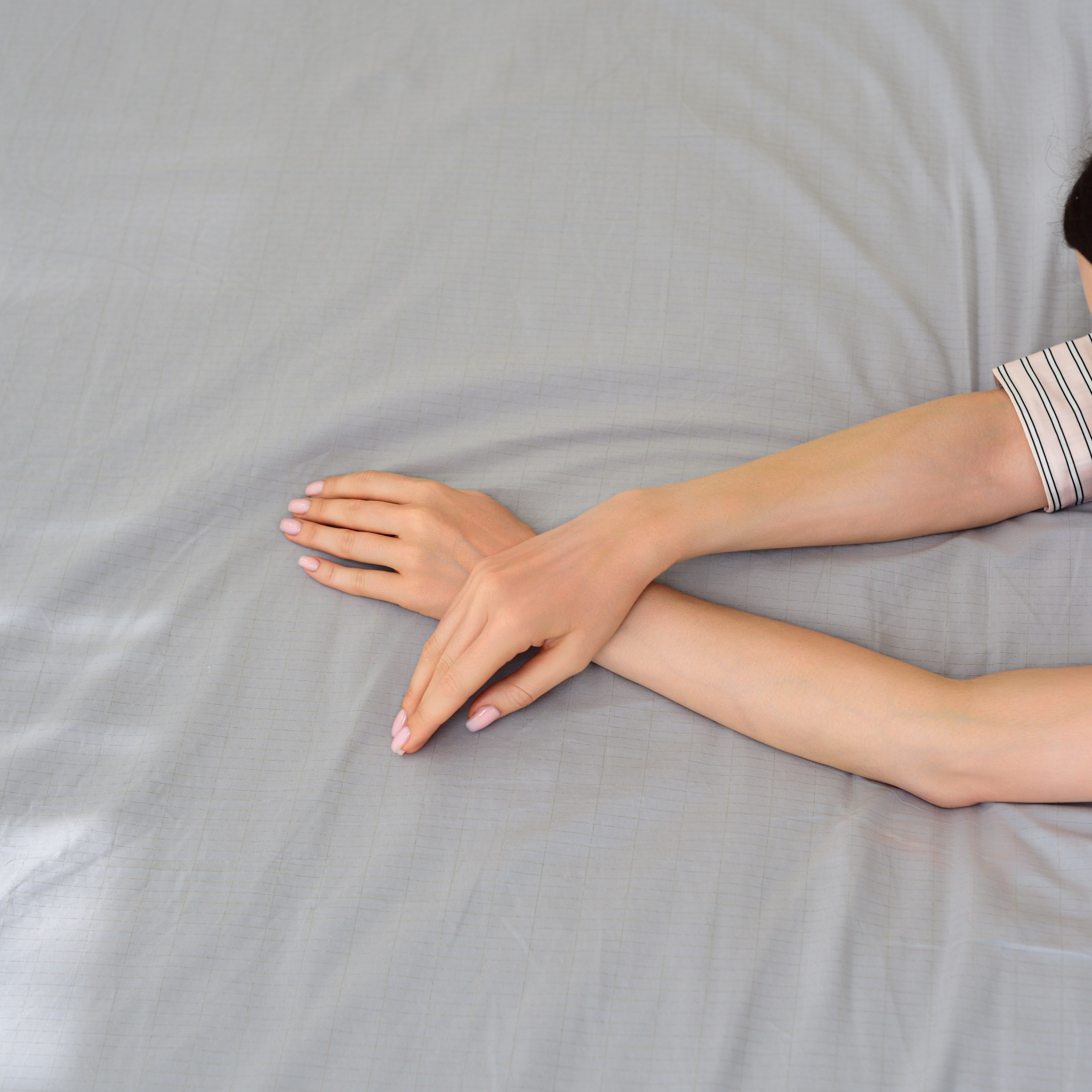 Эстетичная съемка постельного белья для создания теплого и уютного образа.